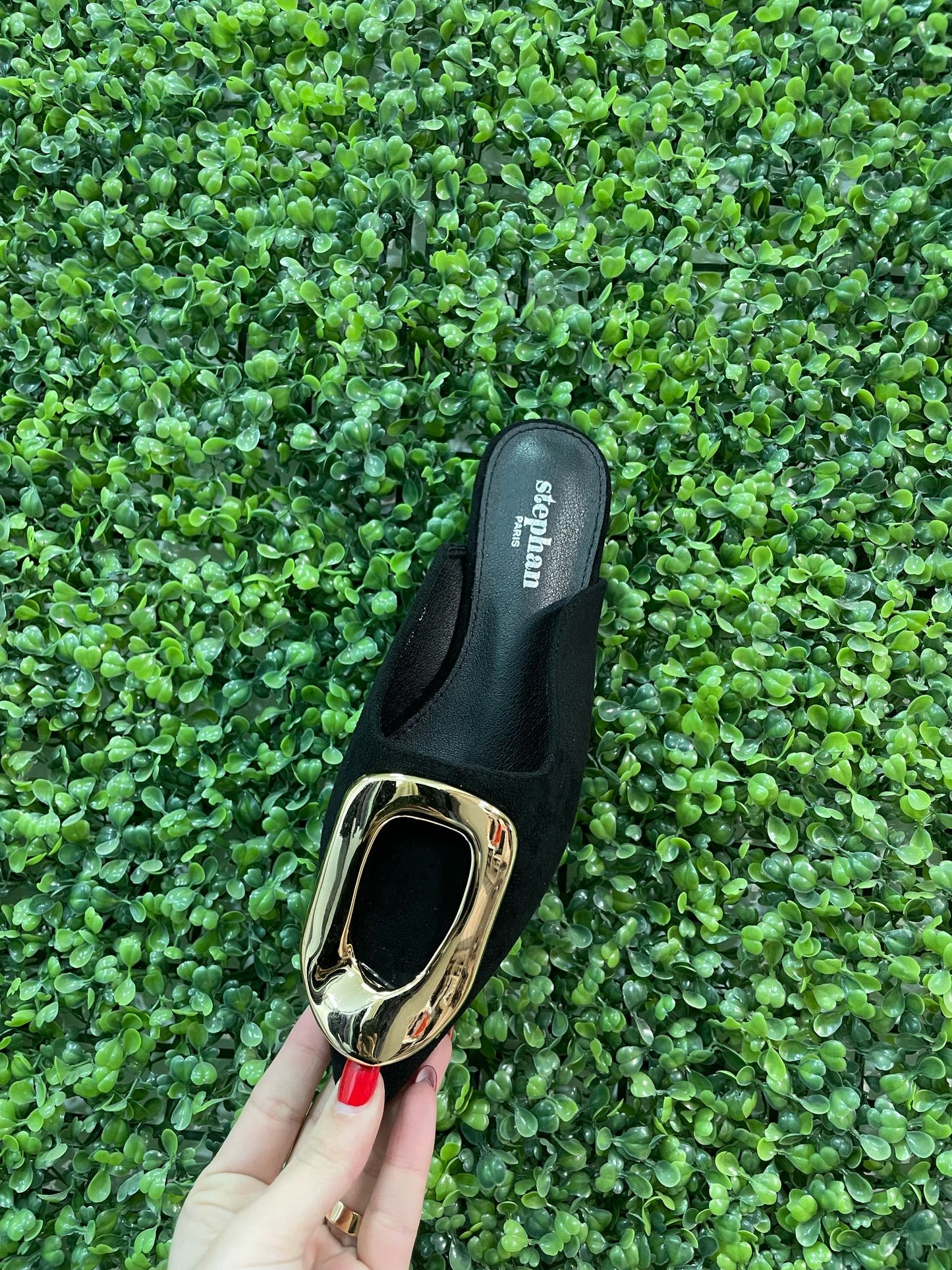 Zapato plano negro hebilla dorada