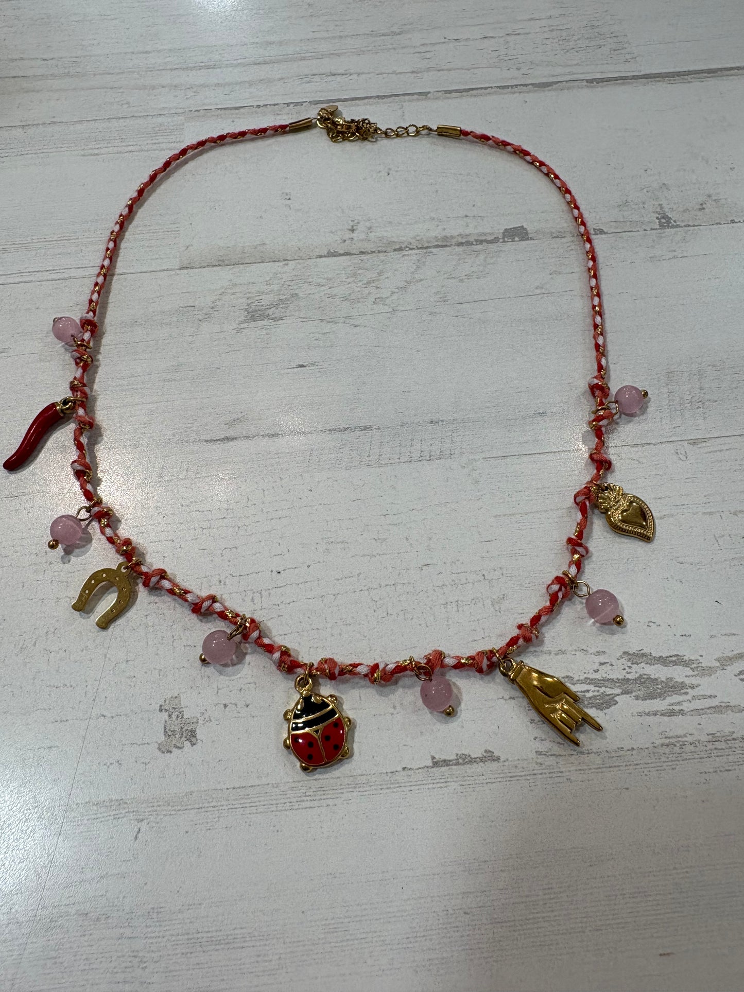 Collar Amuletos de la Suerte Rojo y Dorado – Trapío
