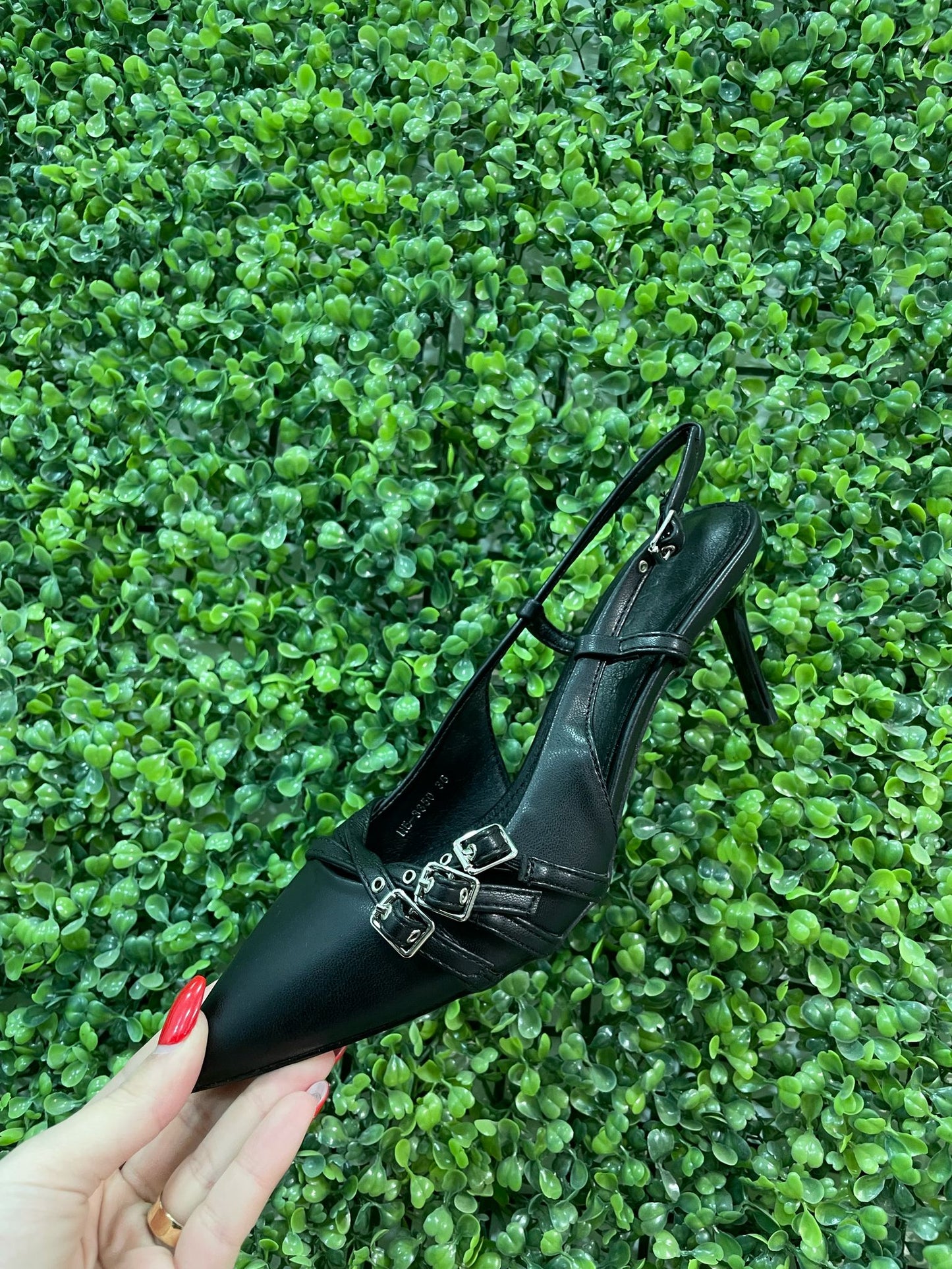 Zapato salón negro hebilla