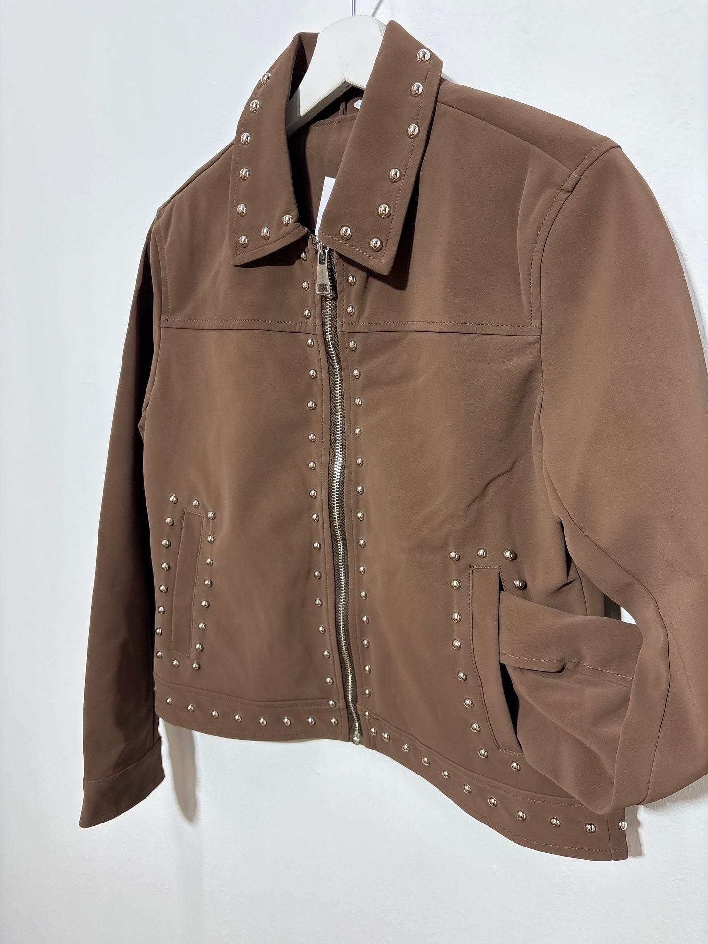 Chaqueta marrón chocolate con tachuelas para mujer – Trapío