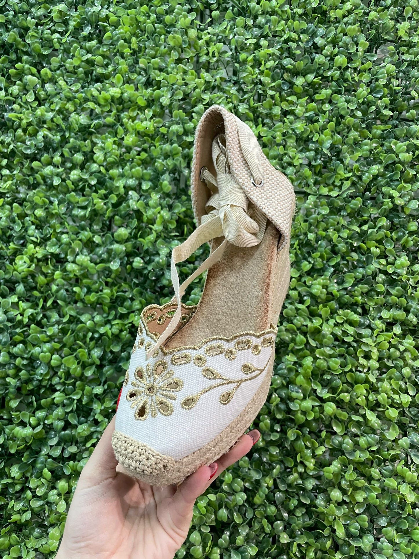 Zapatillas cuña blanca y oro bordado