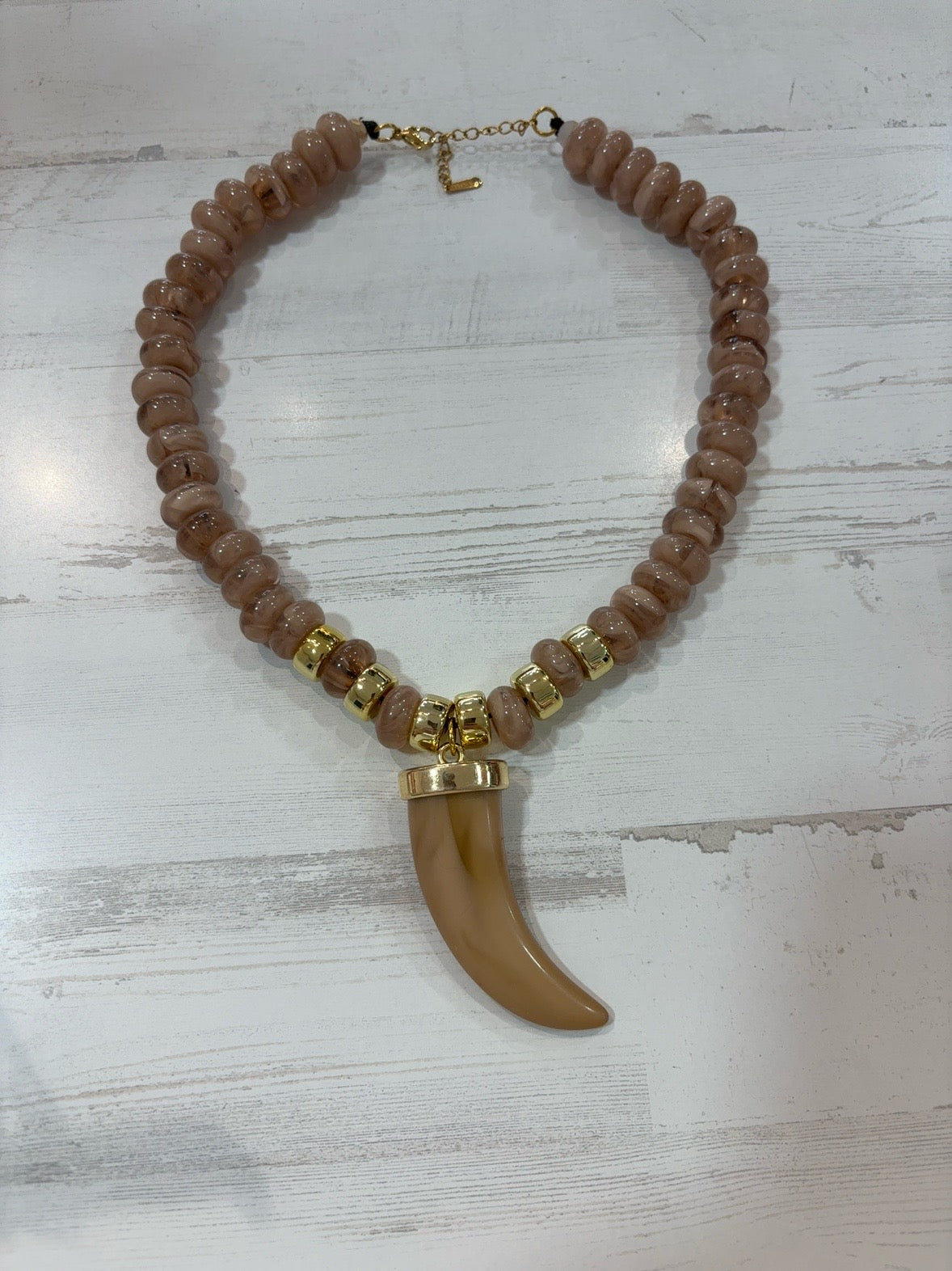 Collar Cuerno Amuleto Beige y Dorado – Trapío