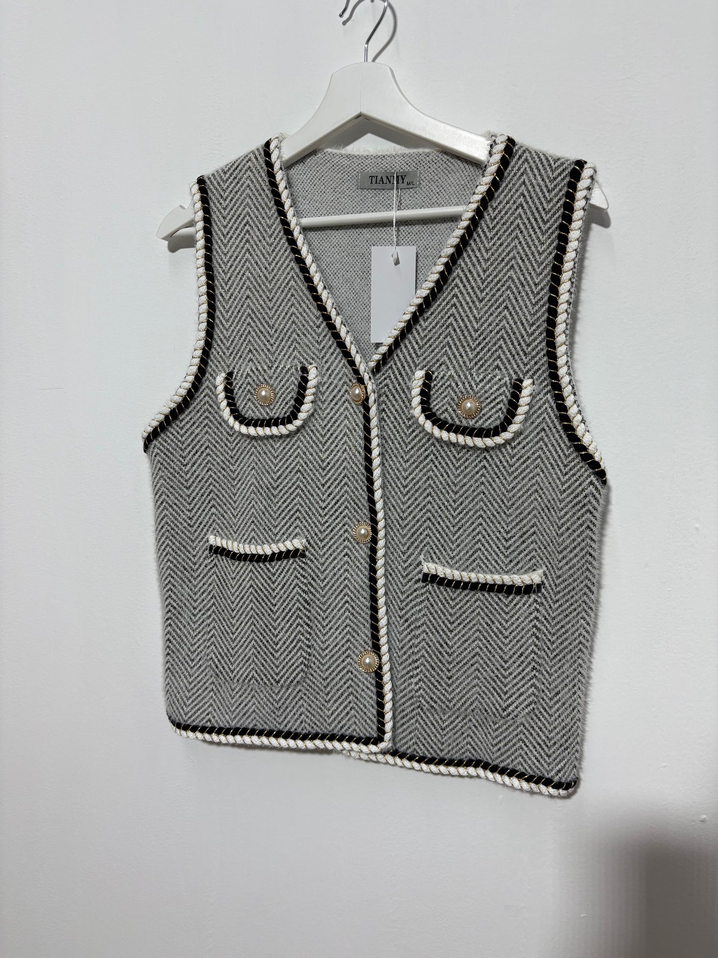 Chaleco Sierra Blanca – Tono Beige con Hilo Dorado-Trapío