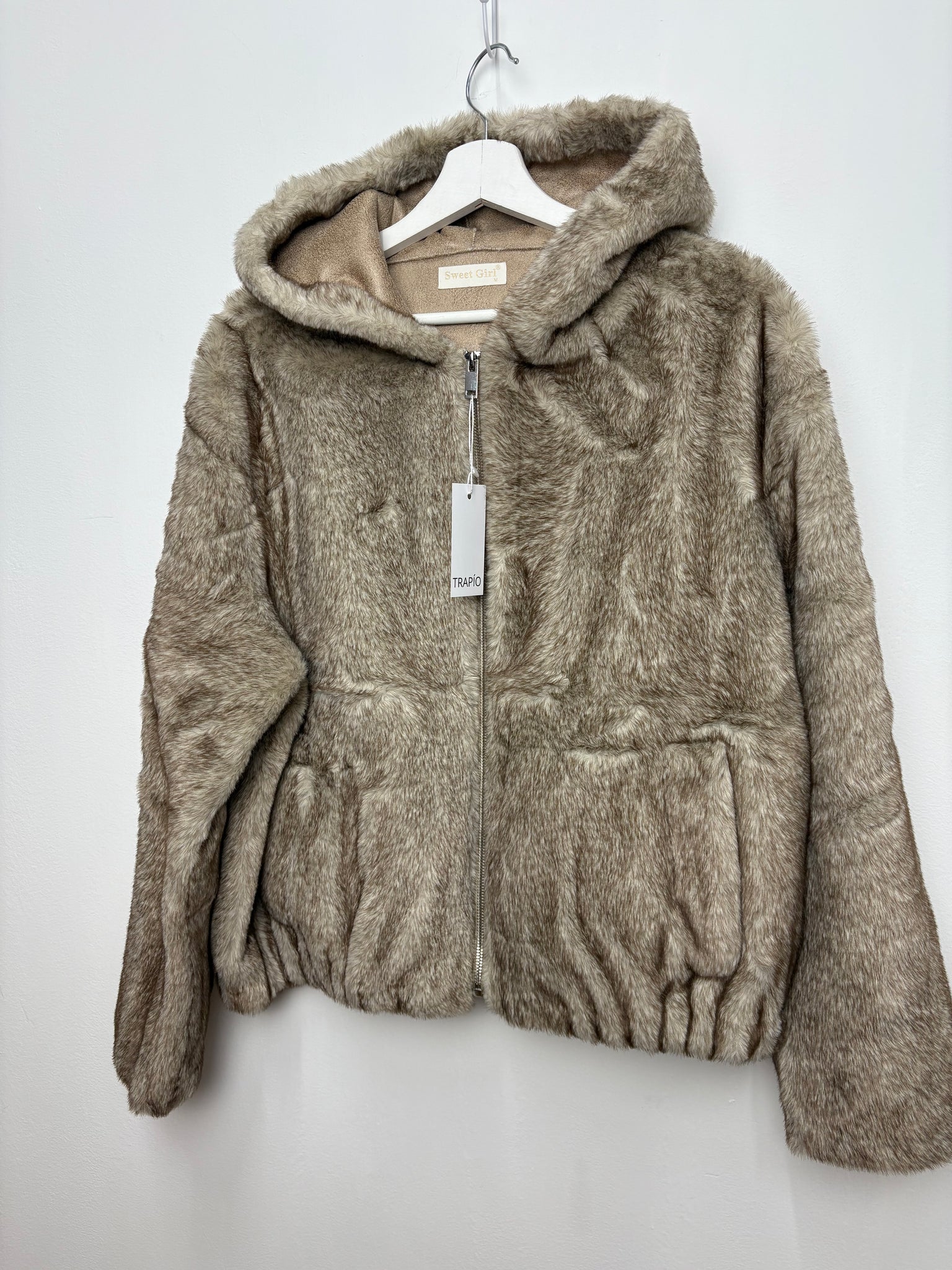 CHAQUETA DE PELO SINTÉTICO Beig TIPO BOMBER CON CREMALLERA Y GORRO – MUJER  Trapío