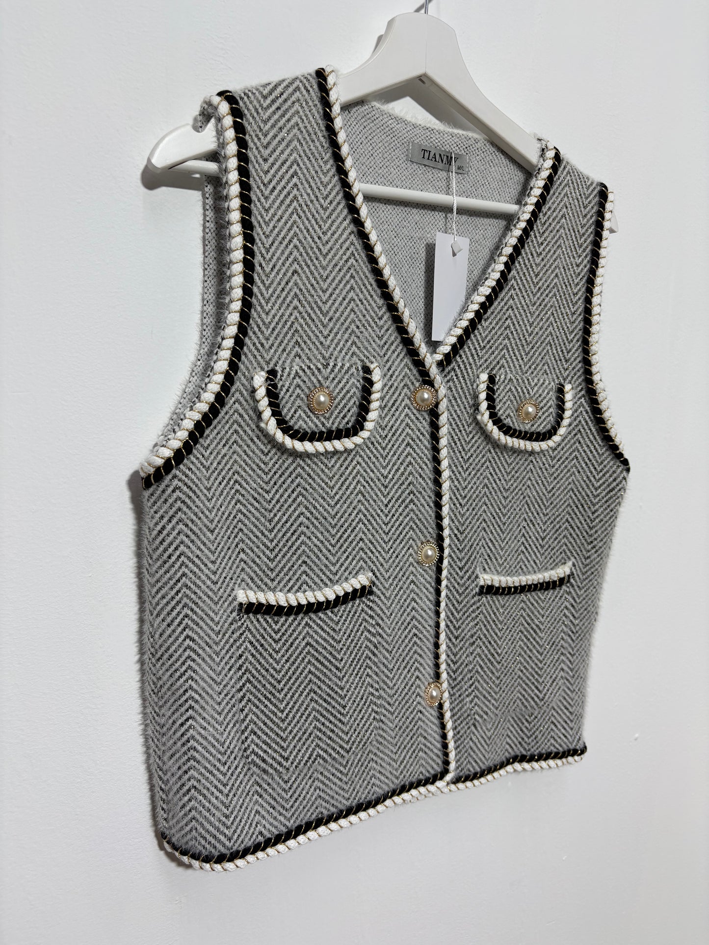 Chaleco Sierra Blanca – Tono Beige con Hilo Dorado-Trapío