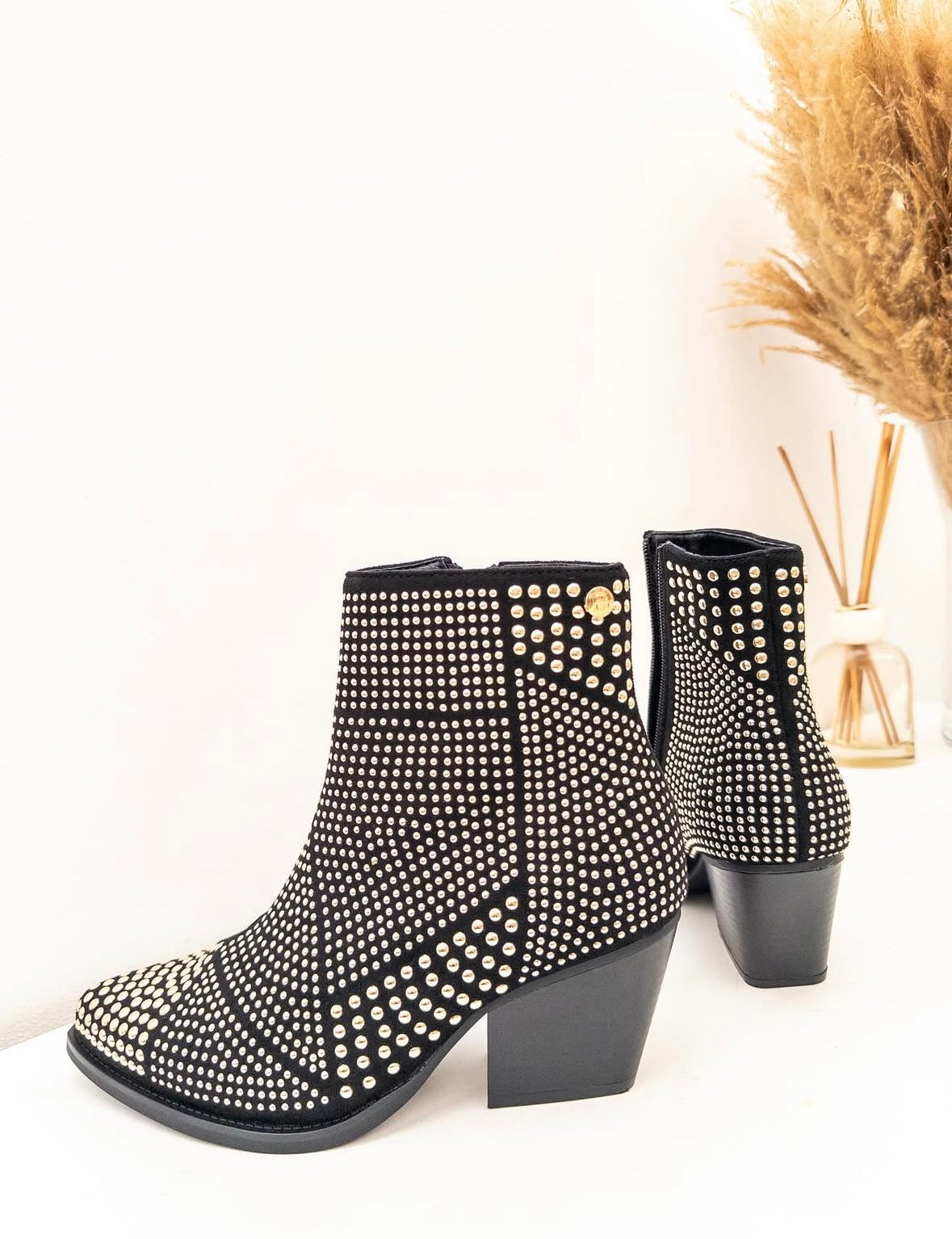 Bota negra tachos
