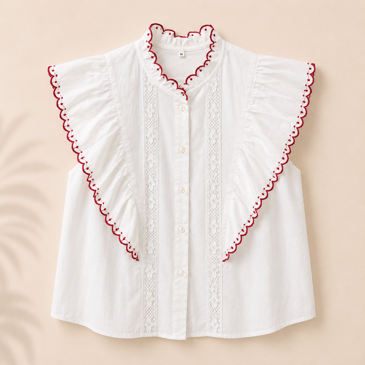 Blusa de mujer blanca con mangas cortas de volante, ribete rojo y detalles de encaje estilo romántico Trapío