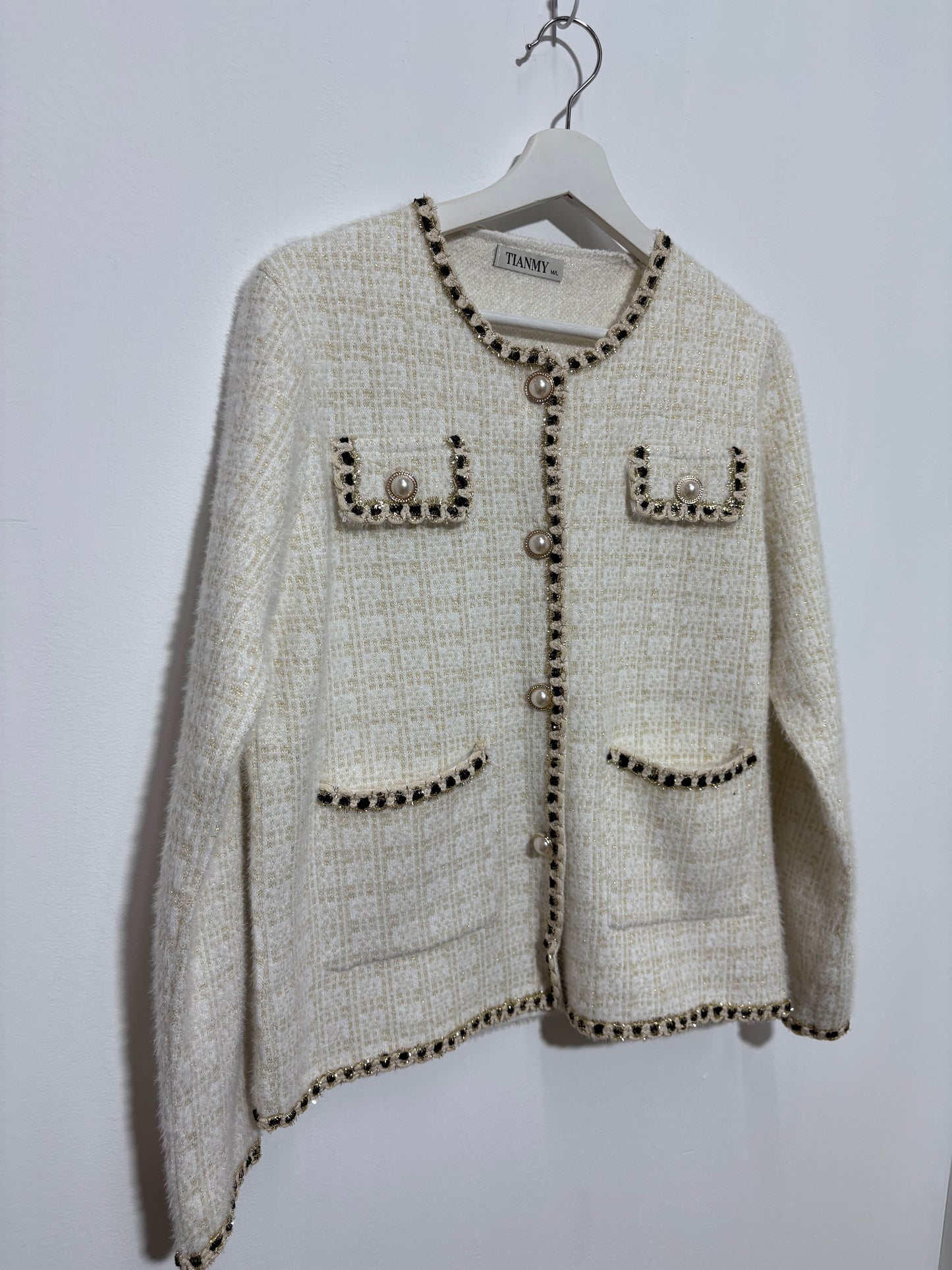 Chaqueta corte  mujer “Sierra Beige” en tono beige con ribete dorado y botones de perla – Trapío