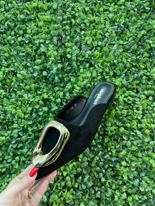 Zapato plano negro hebilla dorada