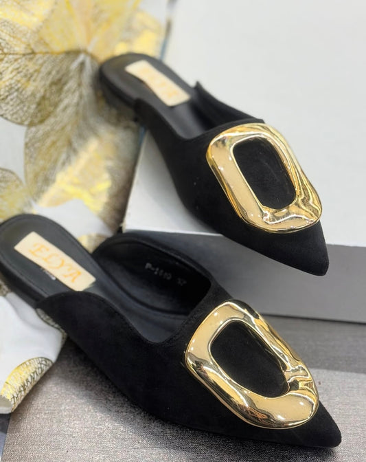 Zapato plano negro hebilla dorada