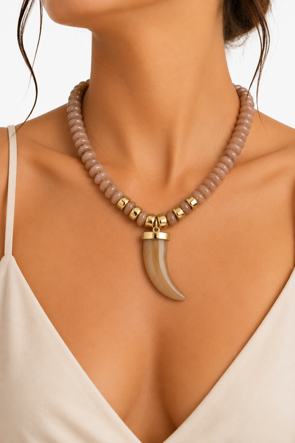 Collar Cuerno Amuleto Beige y Dorado – Trapío
