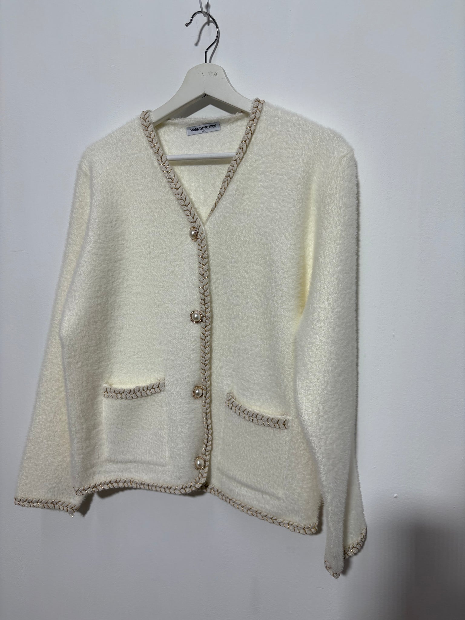 Chaqueta corte  mujer “Sierra Dorada” en tono beige con escote en V, botones de perla y ribete dorado – Trapío