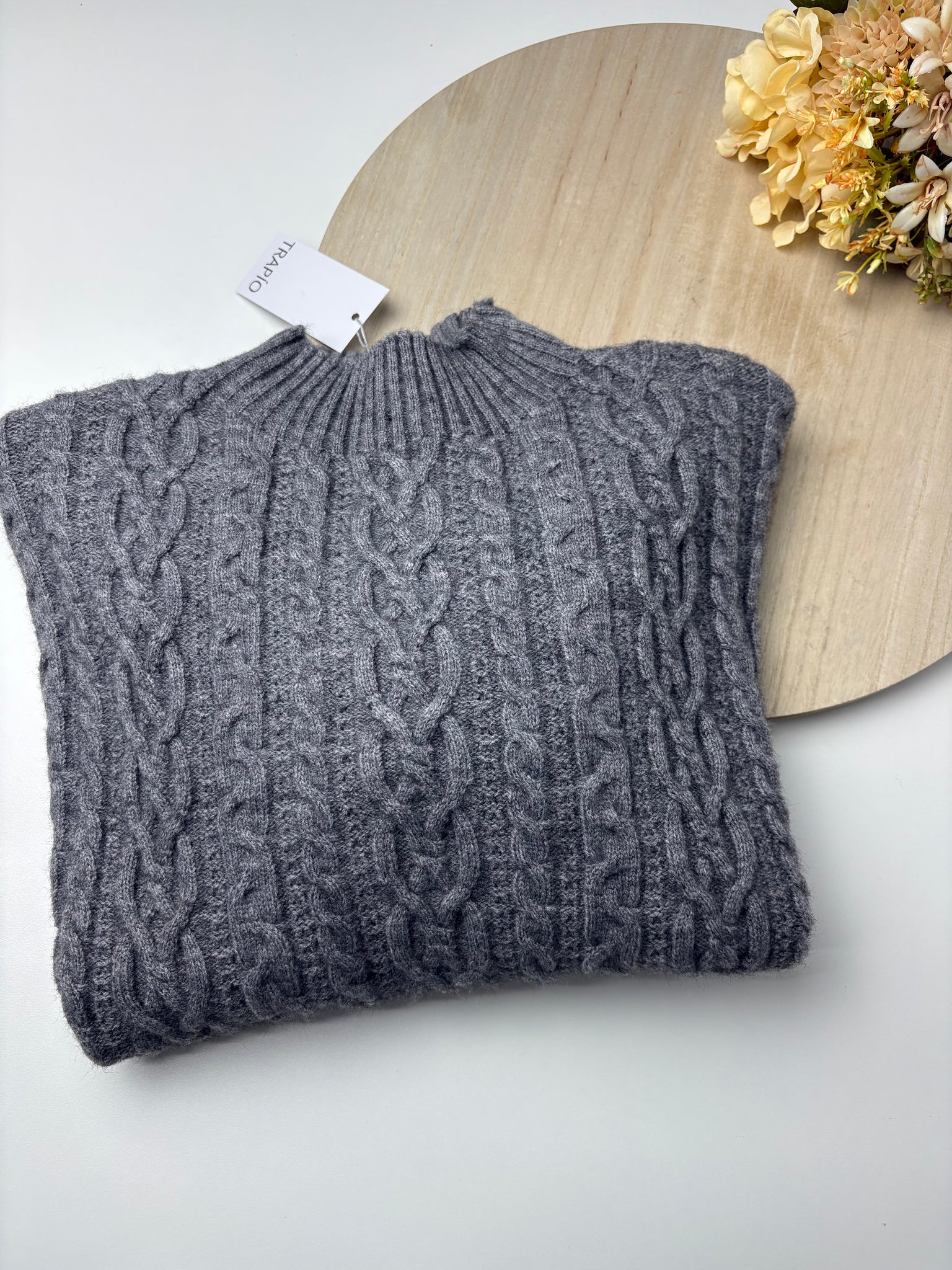 JERSEY DE PUNTO CON DIBUJOS TEXTURIZADOS Y CUELLO CHIMENEA – TRAPIO