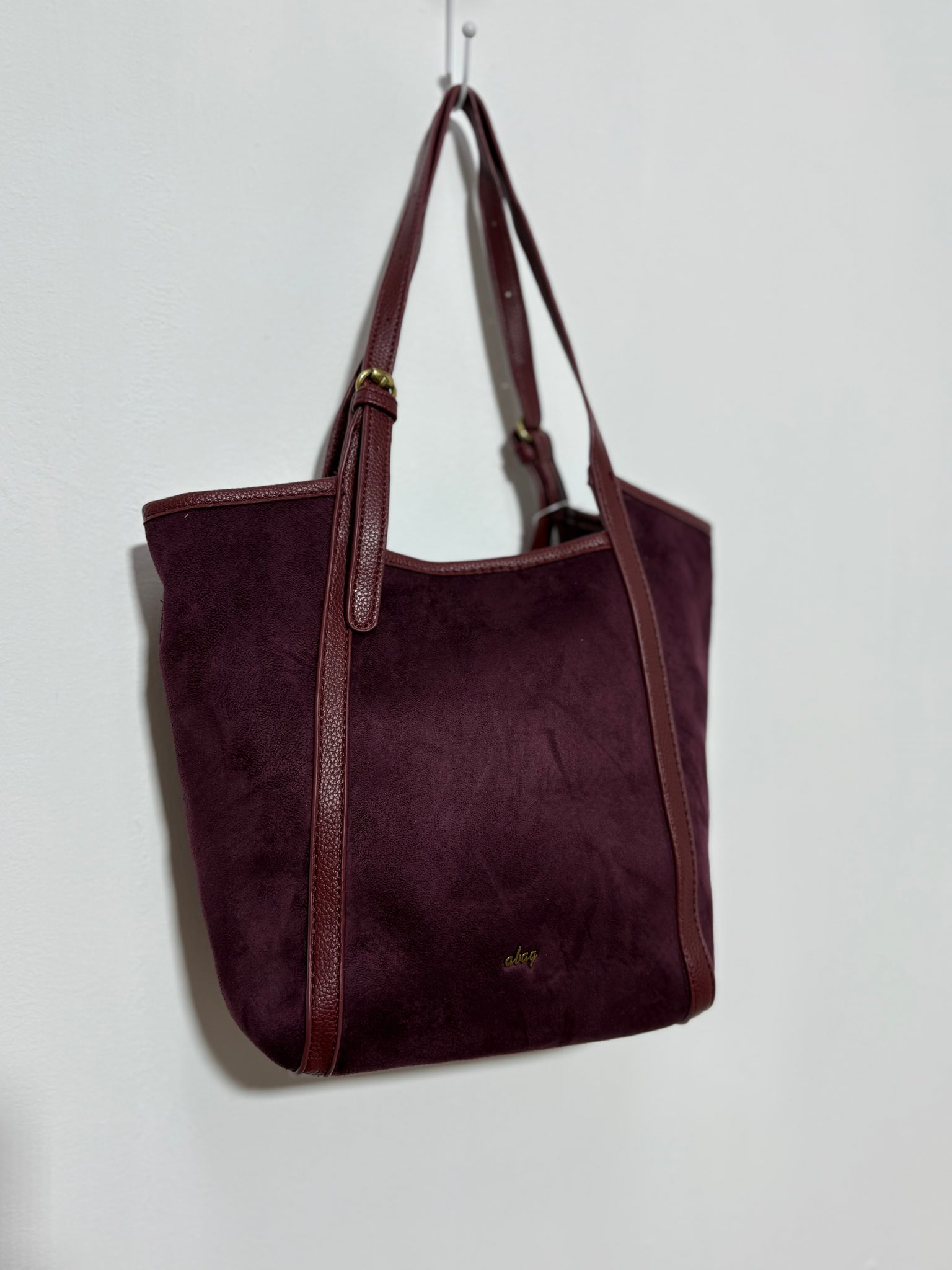 Bolso Peña Rubí – Serraje granate tipo saco y cierre de clip | Trapío