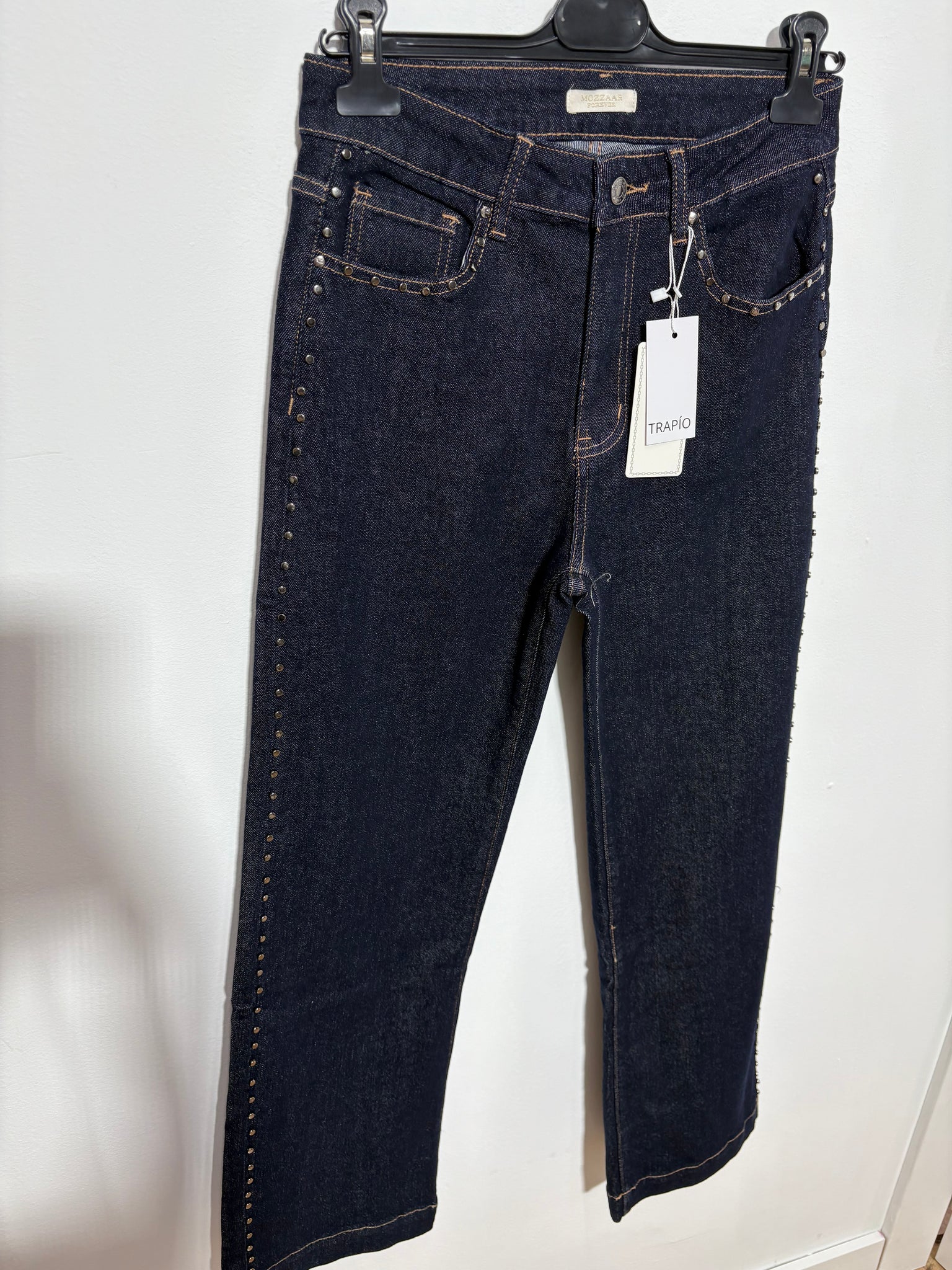 Pantalón Sierra en vaquero oscuro con tachuelas laterales - Trapío