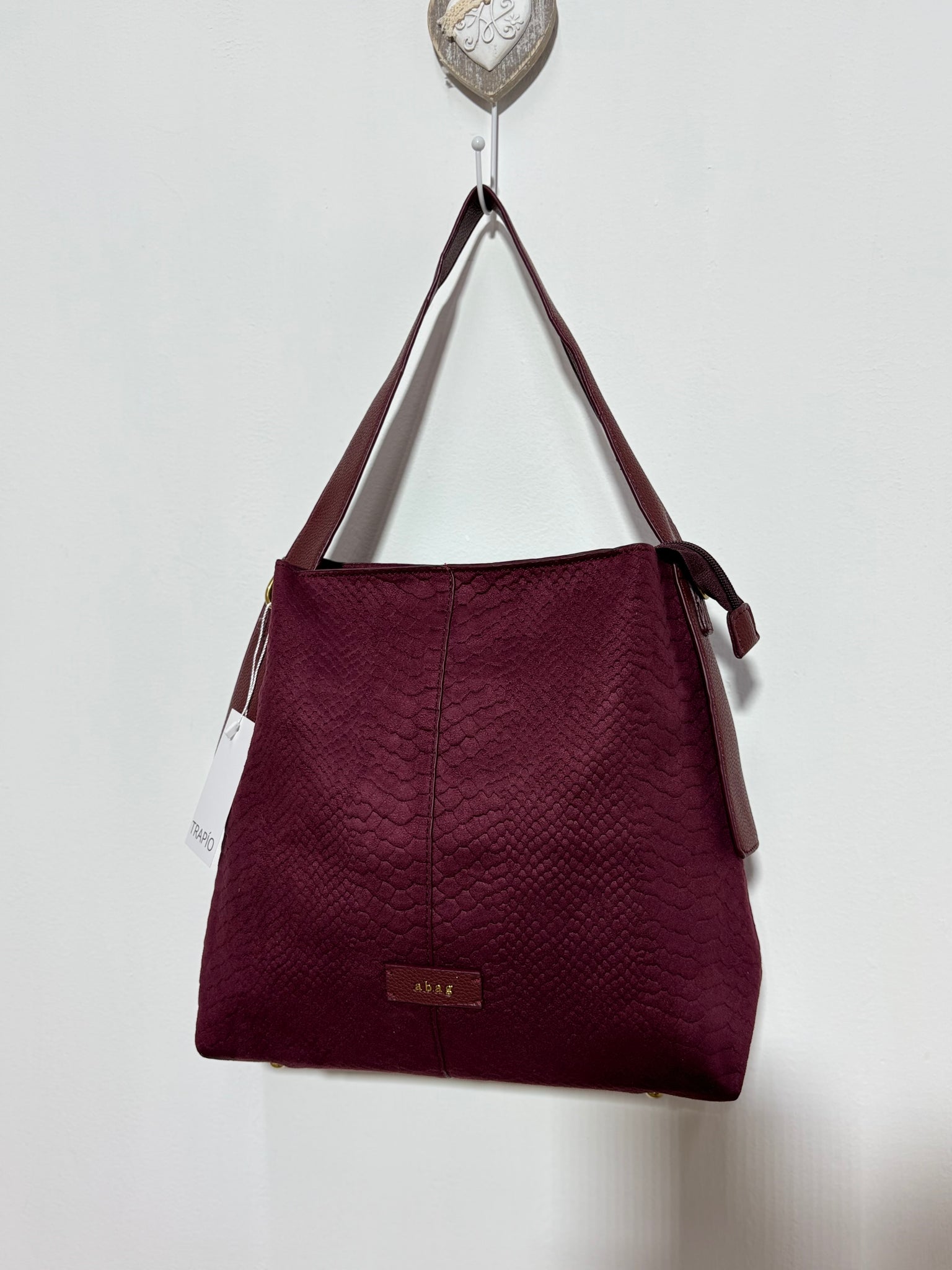 Bolso Cumbre Serpentina – Serraje granate con estampado animal print y cierre de cremallera | Trapío