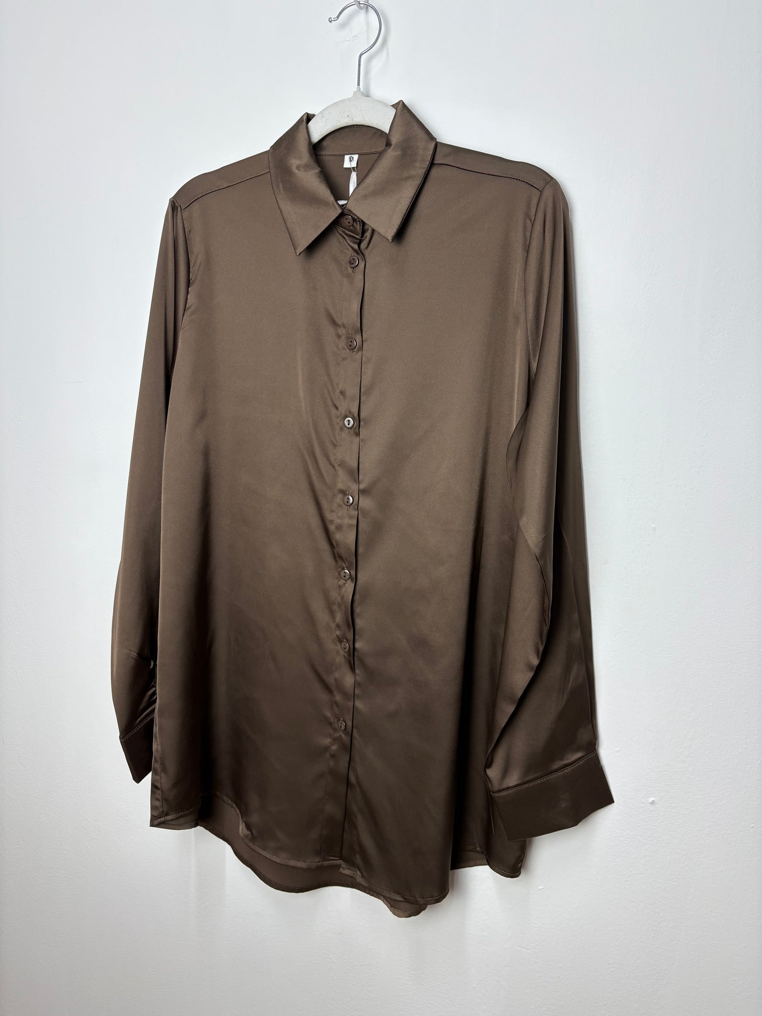 Camisa satén marrón