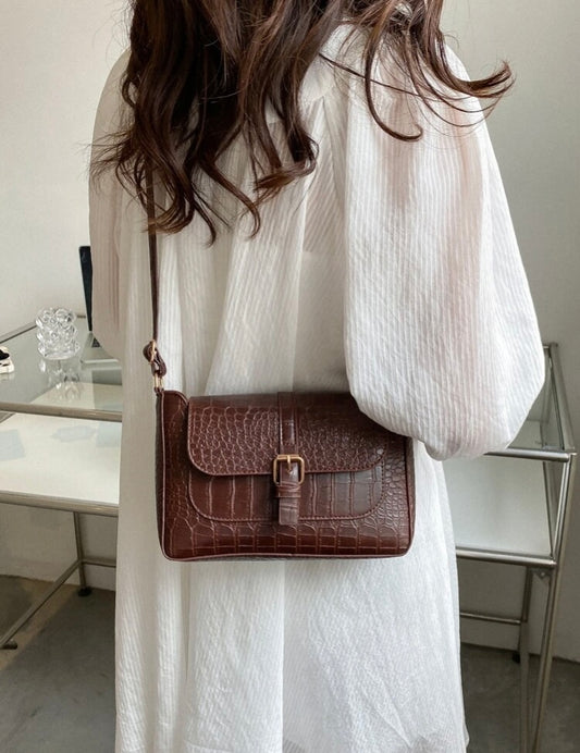 Bolso marrón cuadrado símil cocodrilo