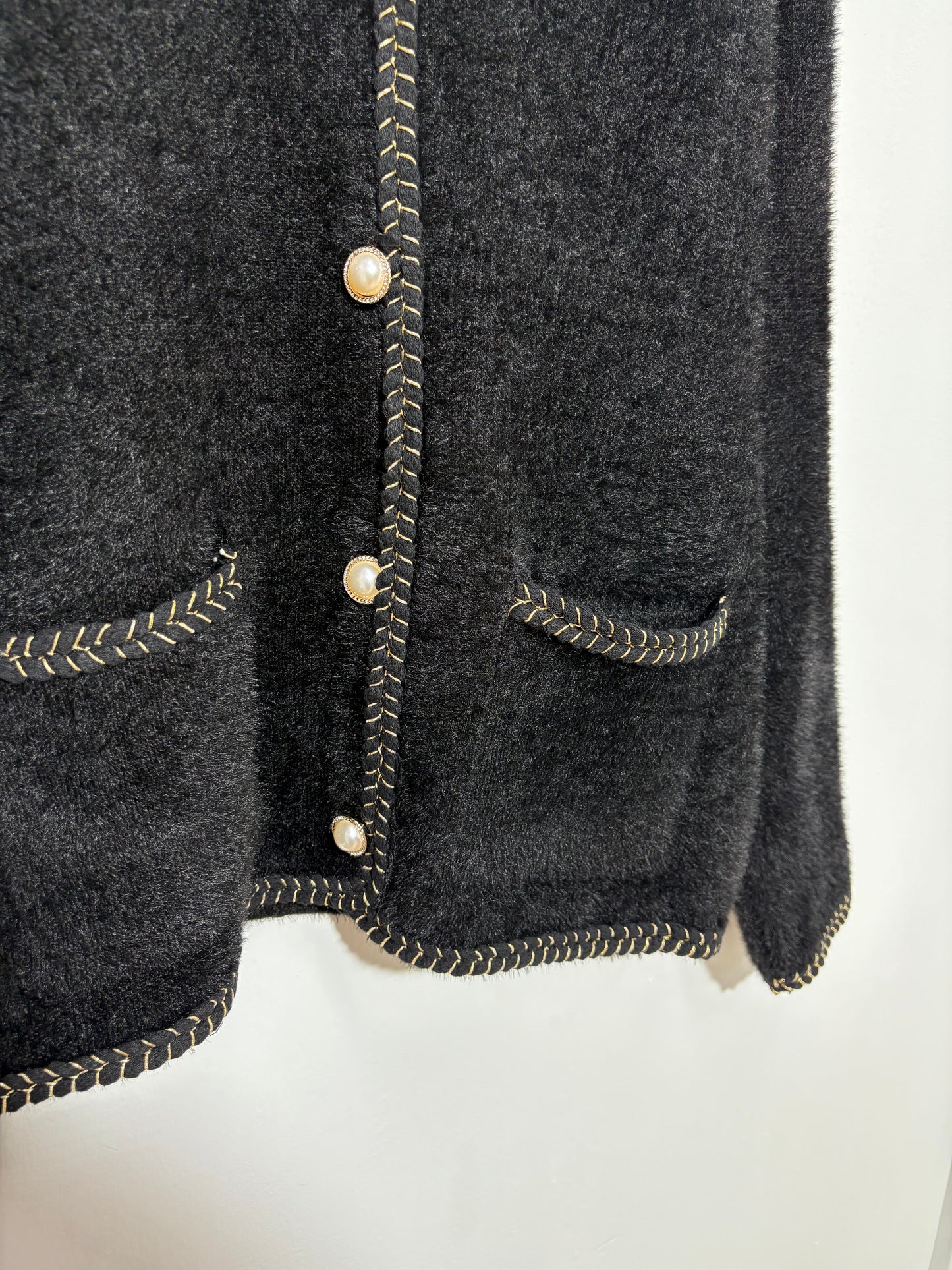 Chaqueta corte  mujer “Sierra Oscura” en tono negro con escote en V, botones de perla y ribete dorado – Trapío