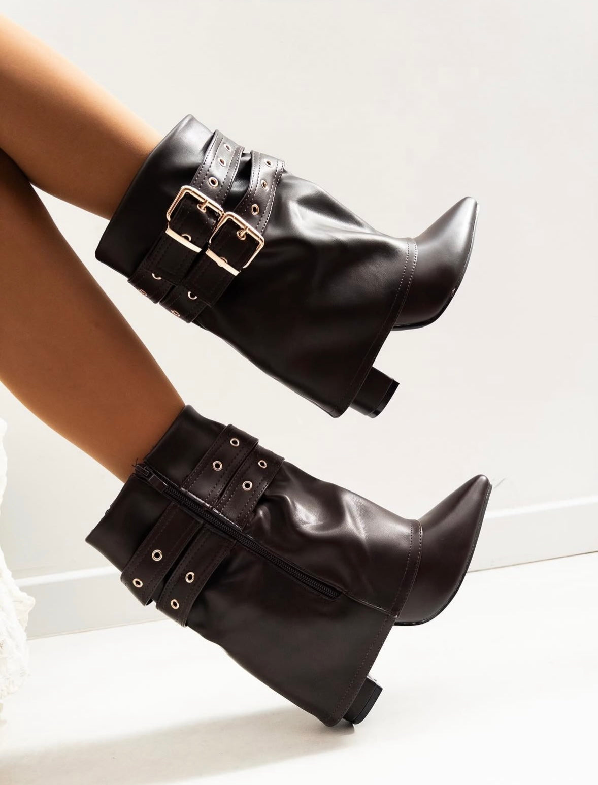 Bota tobillera negra con hebillas doradas y tacón 9 cm | Trapio