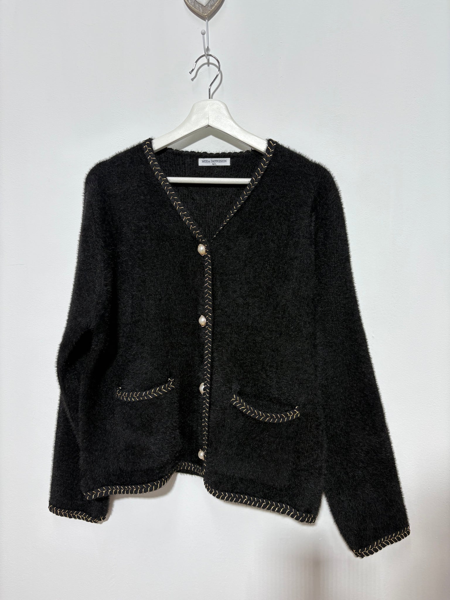 Chaqueta corte  mujer “Sierra Oscura” en tono negro con escote en V, botones de perla y ribete dorado – Trapío