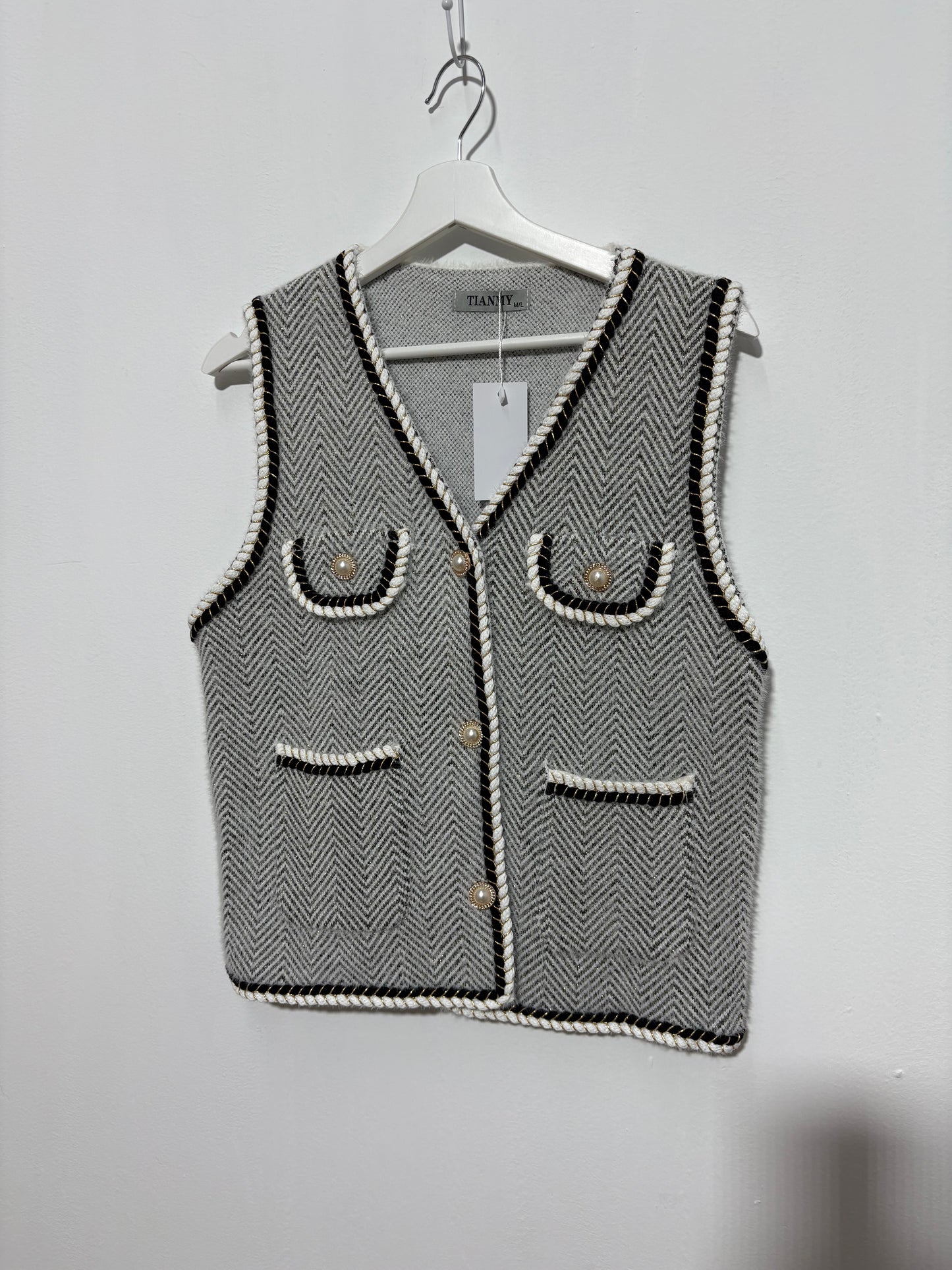 Chaleco Sierra Blanca – Tono Beige con Hilo Dorado-Trapío