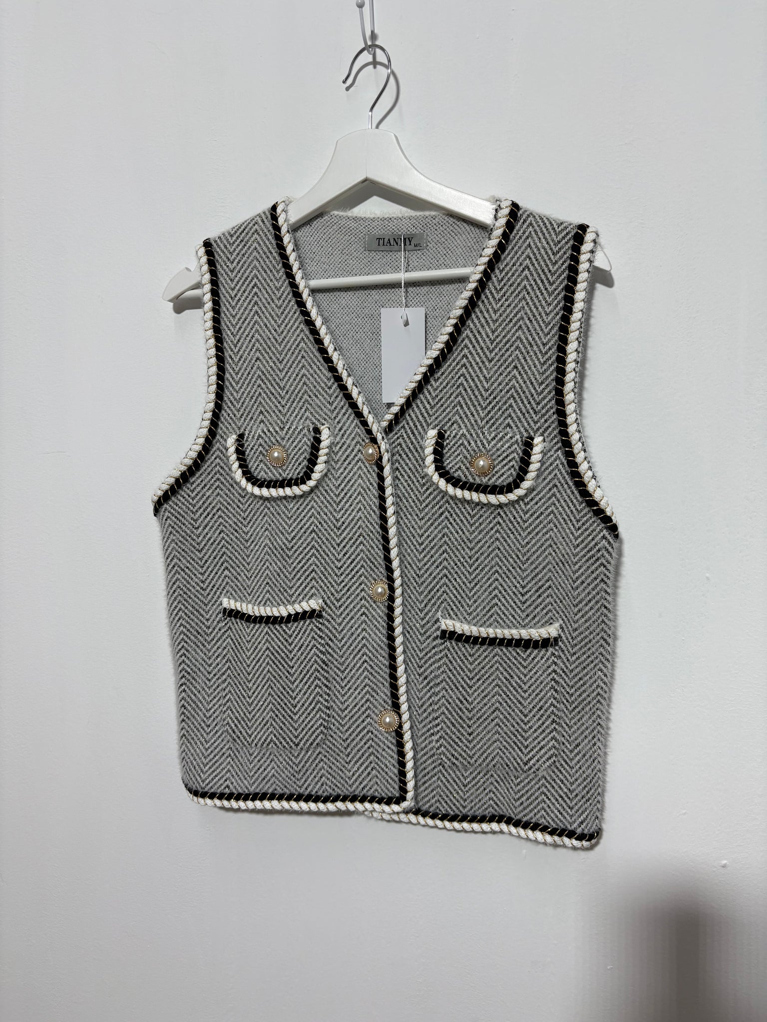 Chaleco Sierra Blanca – Tono Beige con Hilo Dorado-Trapío