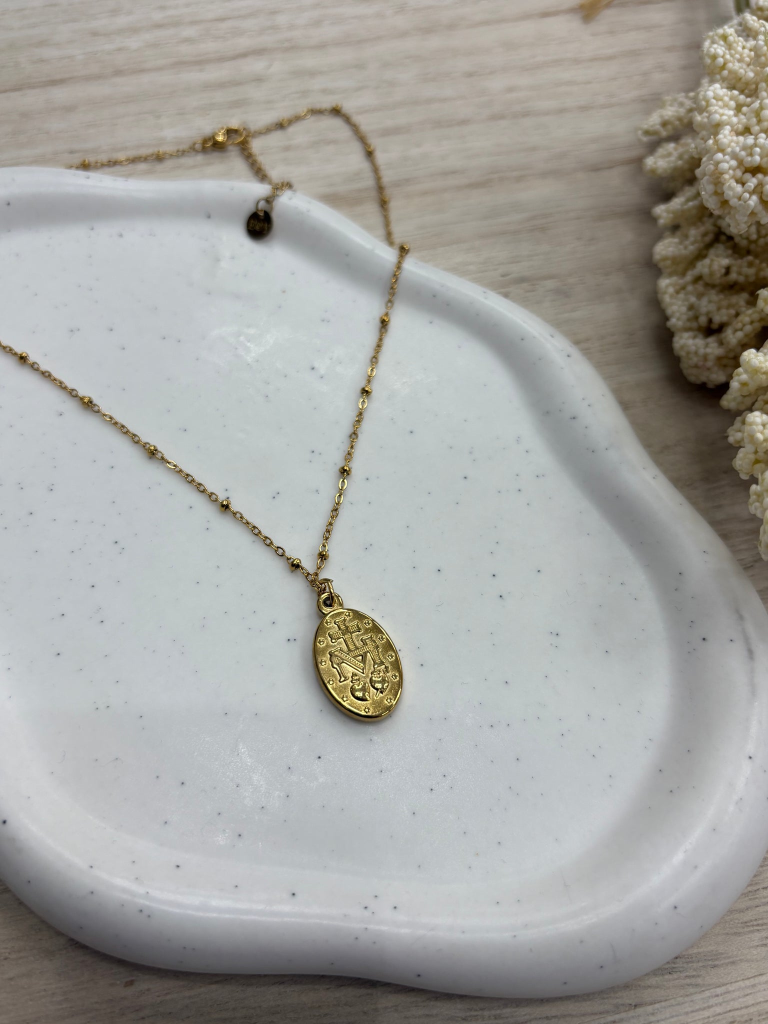 Medalla Virgen Milagrosa Trapío – Acero inoxidable dorado