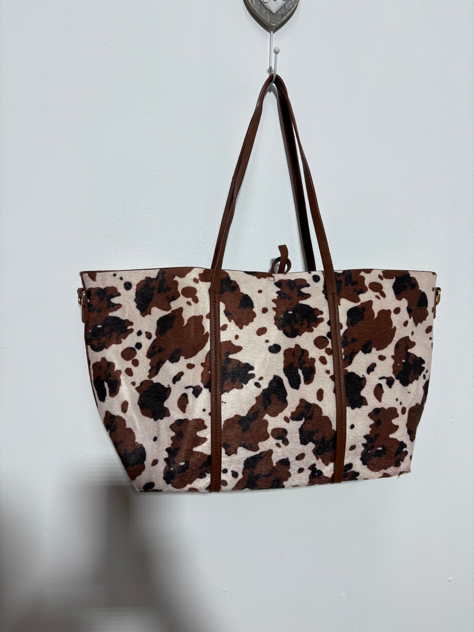 Bolso Pradera Arena – Shopee con estampado de vaca y asa en polipiel marrón arena | Trapío