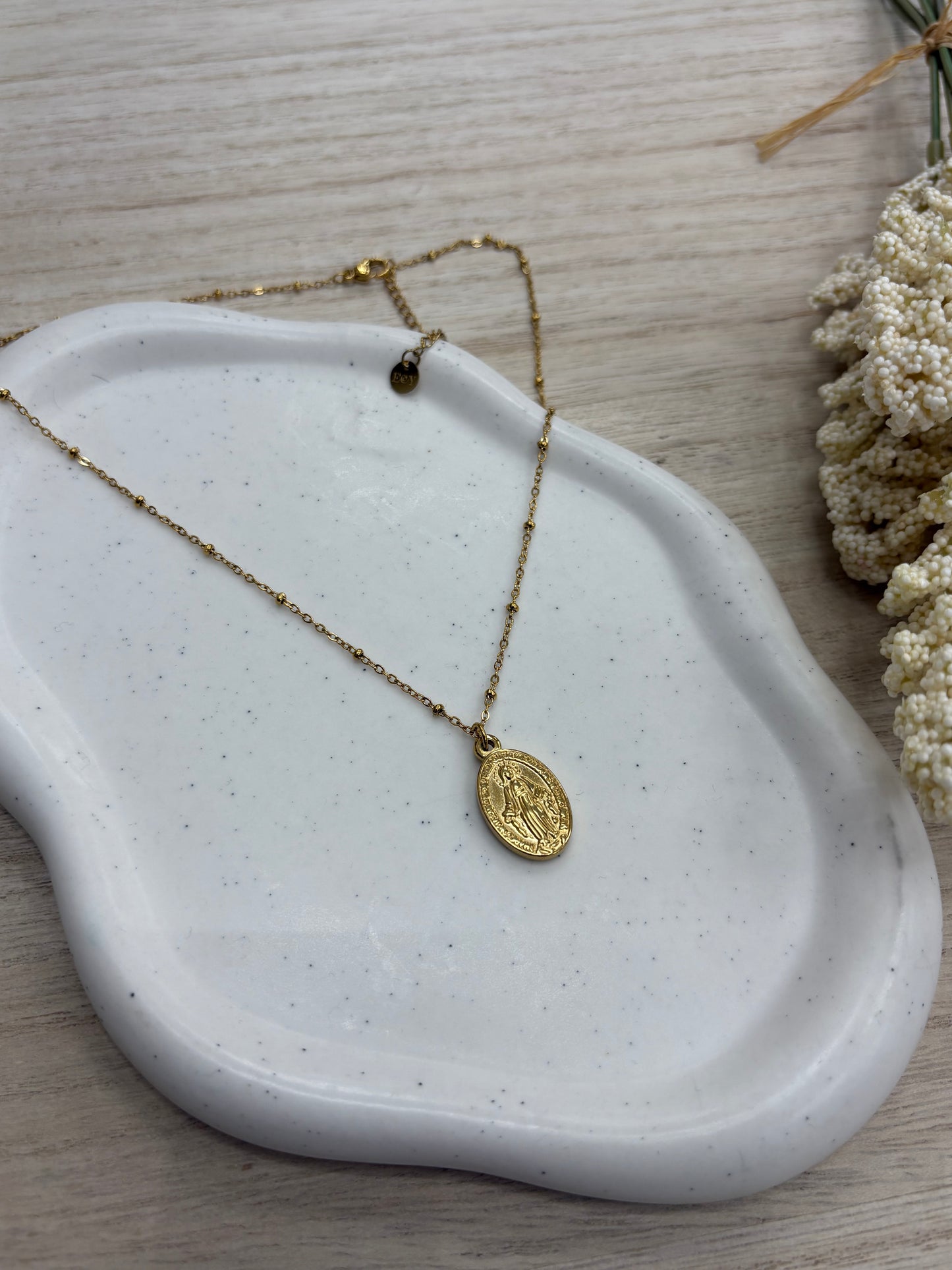 Medalla Virgen Milagrosa Trapío – Acero inoxidable dorado