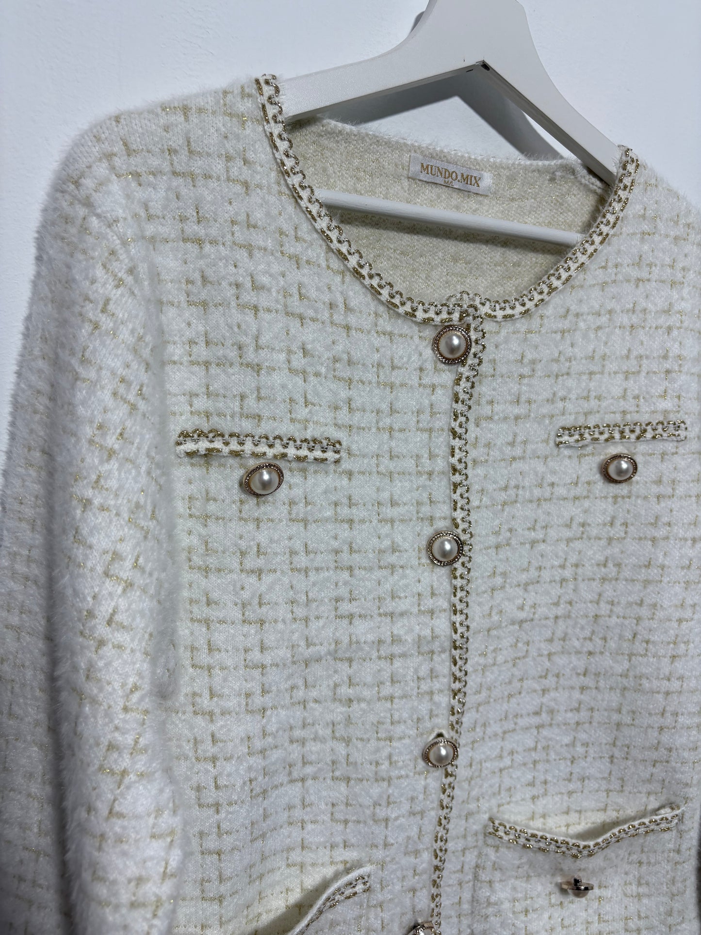 CHAQUETA BLANCA HILO DORADO CUELLO REDONDO
