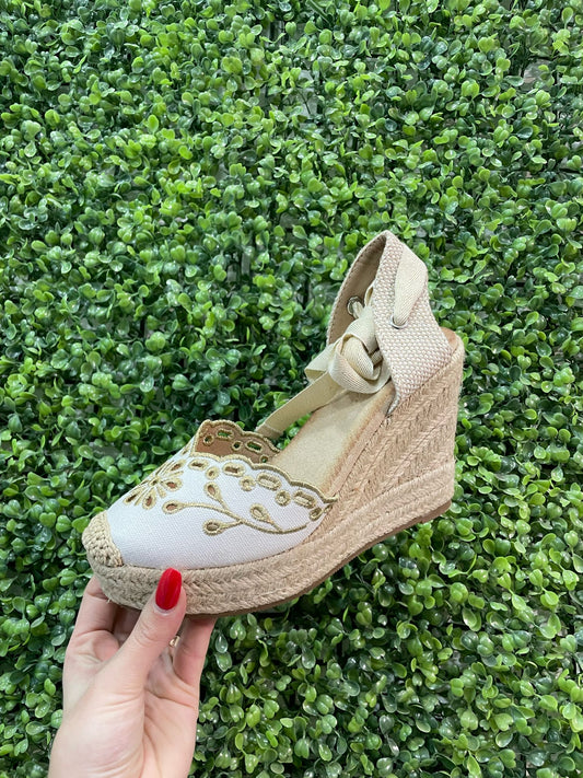 Zapatillas cuña blanca  y oro bordado