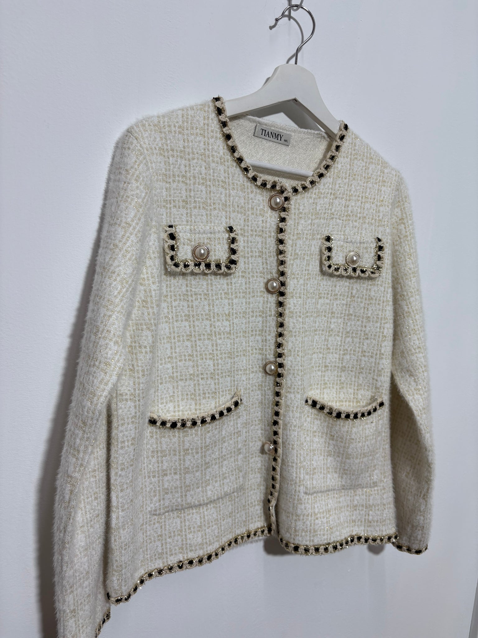 Chaqueta corte  mujer “Sierra Beige” en tono beige con ribete dorado y botones de perla – Trapío