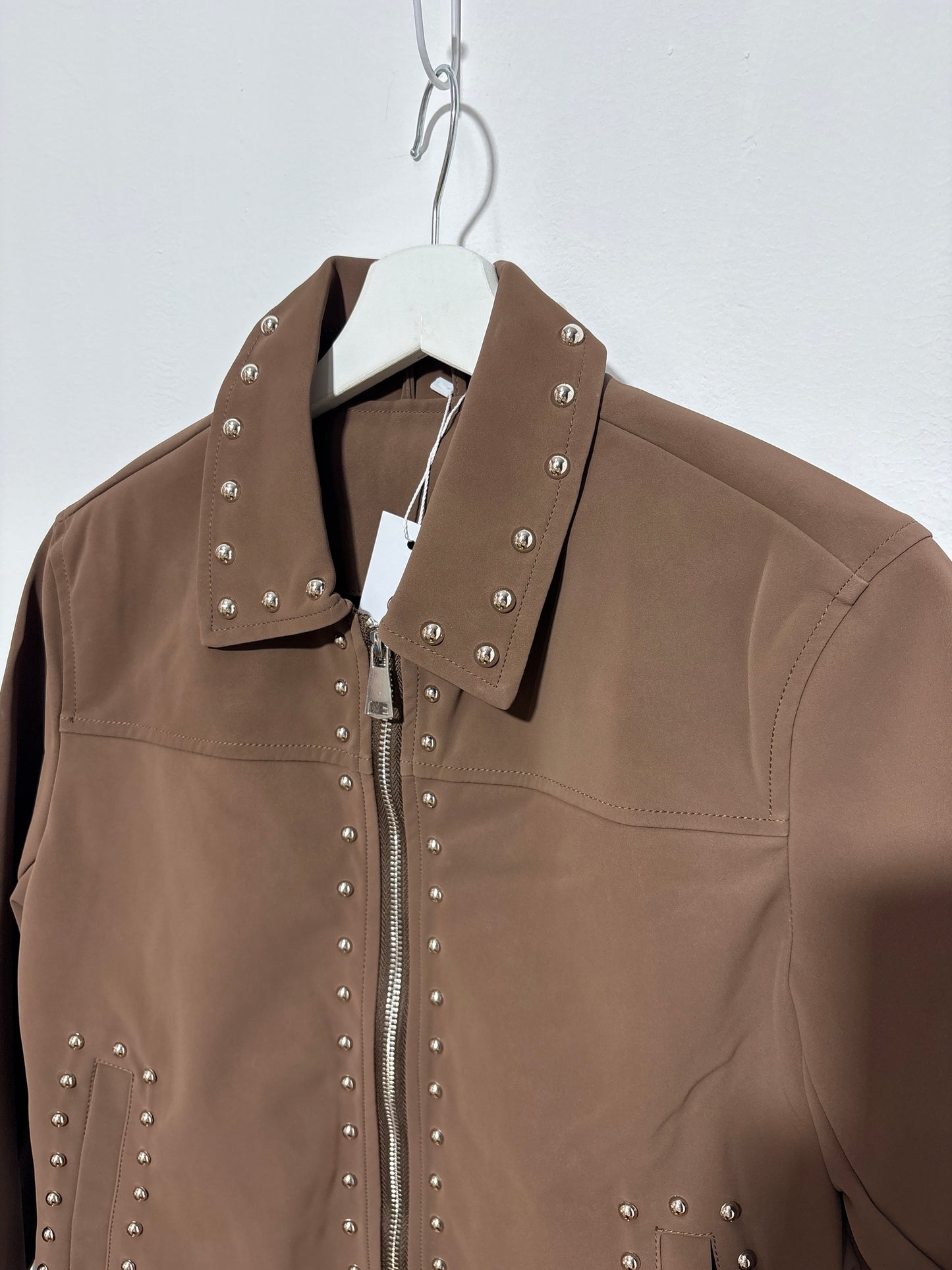 Chaqueta marrón chocolate con tachuelas para mujer – Trapío