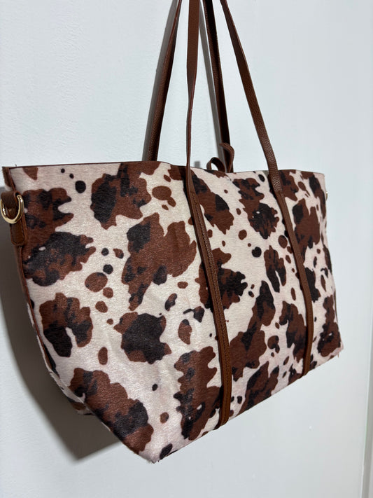 Bolso Pradera Arena – Shopee con estampado de vaca y asa en polipiel marrón arena | Trapío