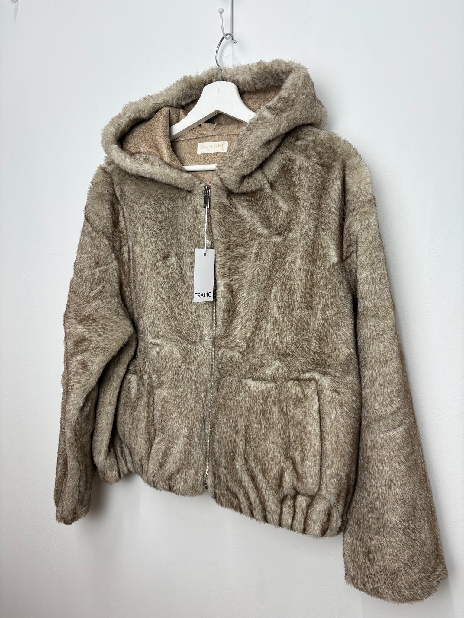 CHAQUETA DE PELO SINTÉTICO Beig TIPO BOMBER CON CREMALLERA Y GORRO – MUJER  Trapío