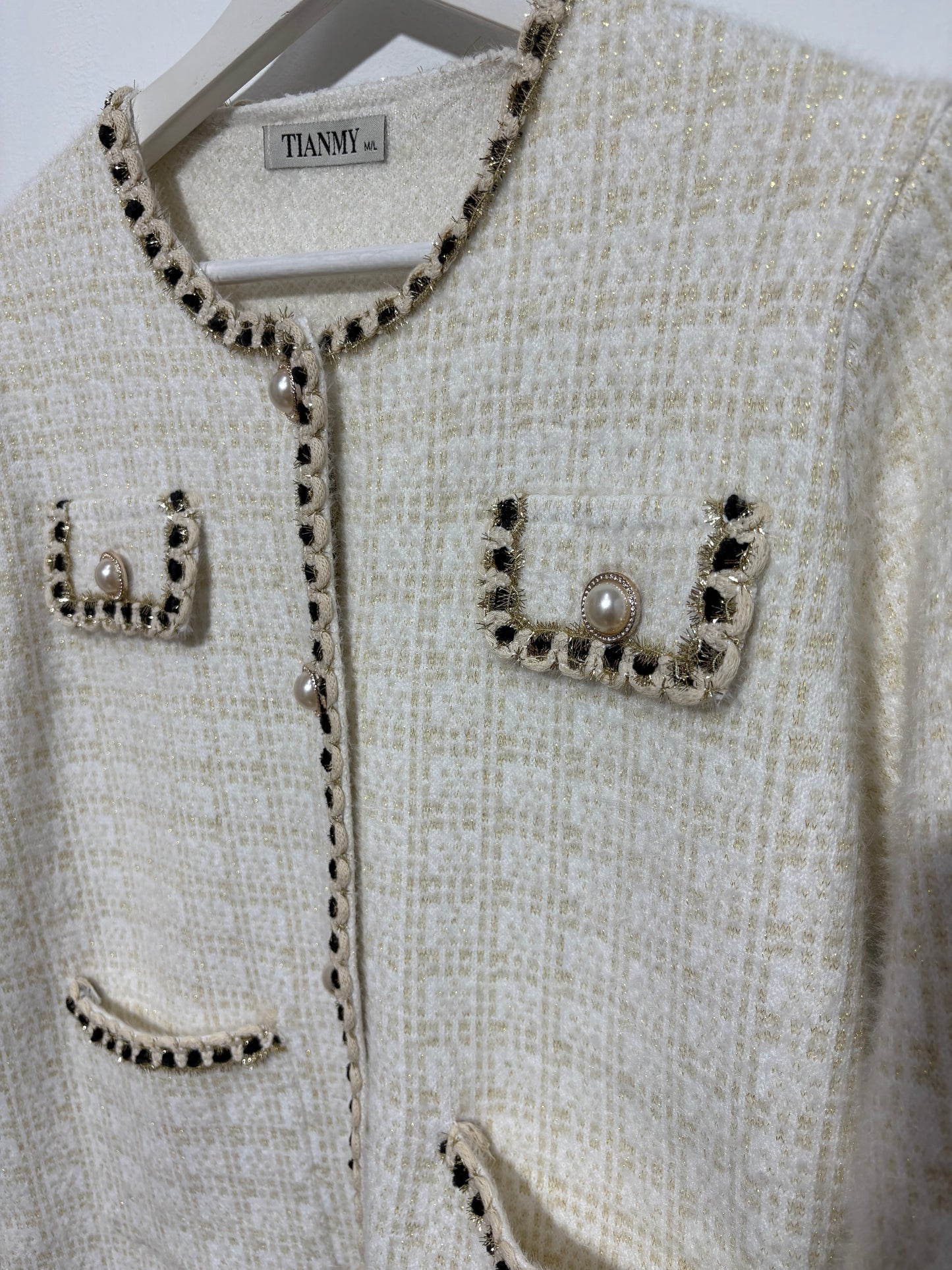 Chaqueta corte  mujer “Sierra Beige” en tono beige con ribete dorado y botones de perla – Trapío