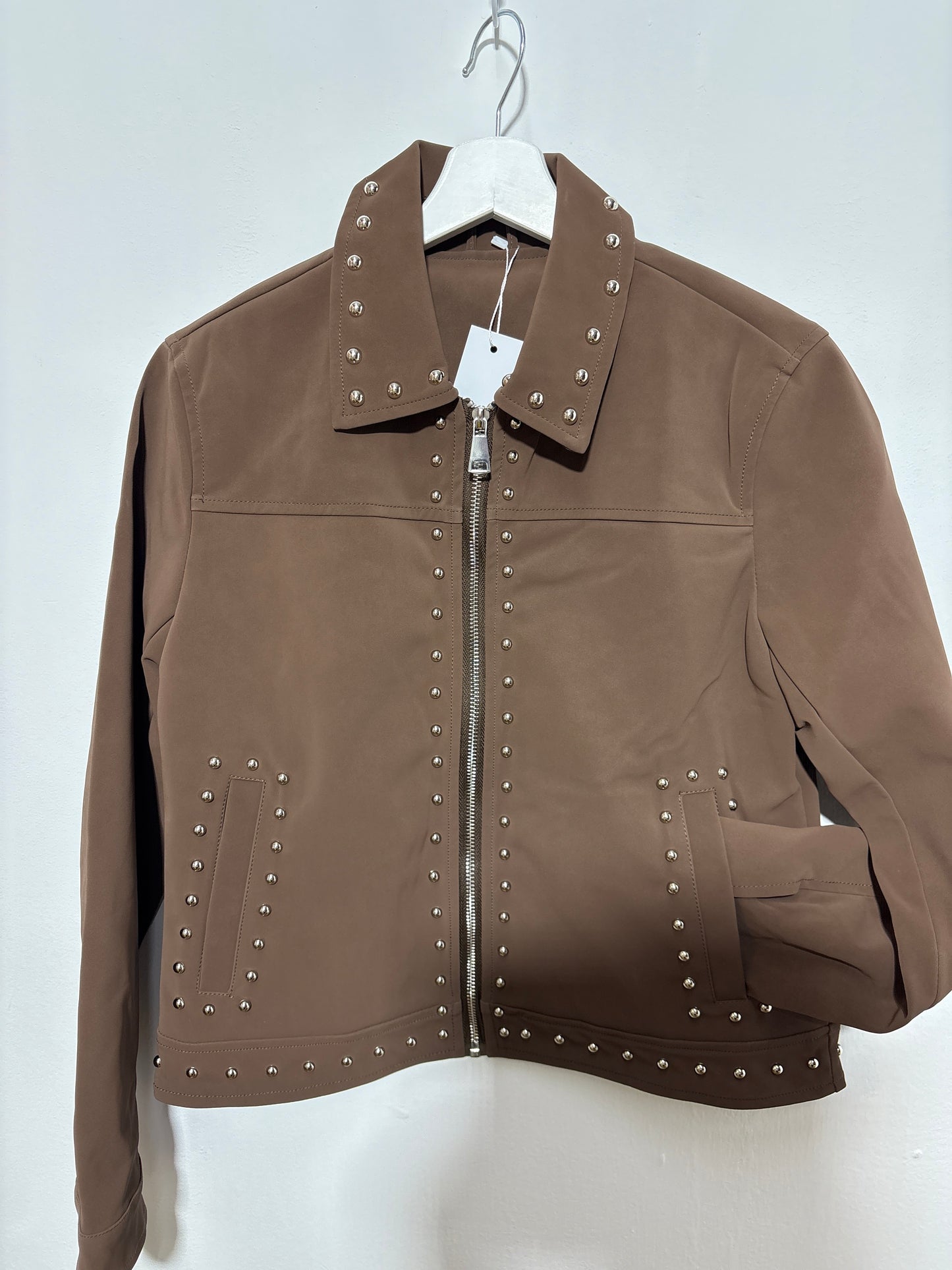 Chaqueta marrón chocolate con tachuelas para mujer – Trapío