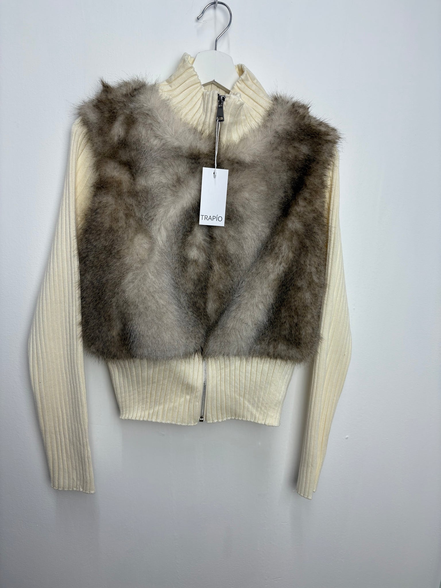 CHAQUETA ELÁSTICA DE PUNTOS CON PELO Y CREMALLERA – CUELLO ALTO Beige