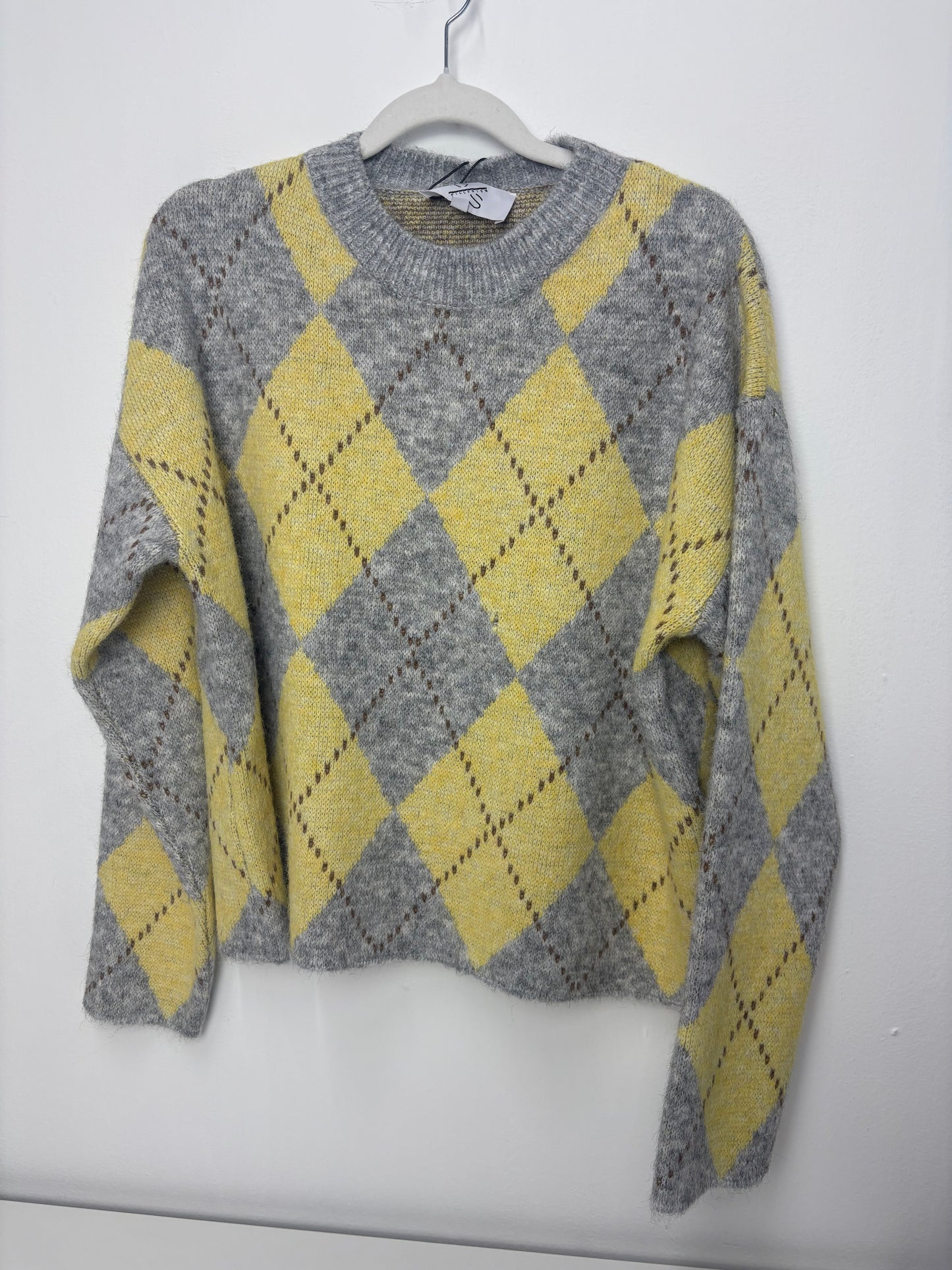 Jersey de Mujer de Lana con Dibujo de Rombos en Tonos Grises y Amarillo – Trapio