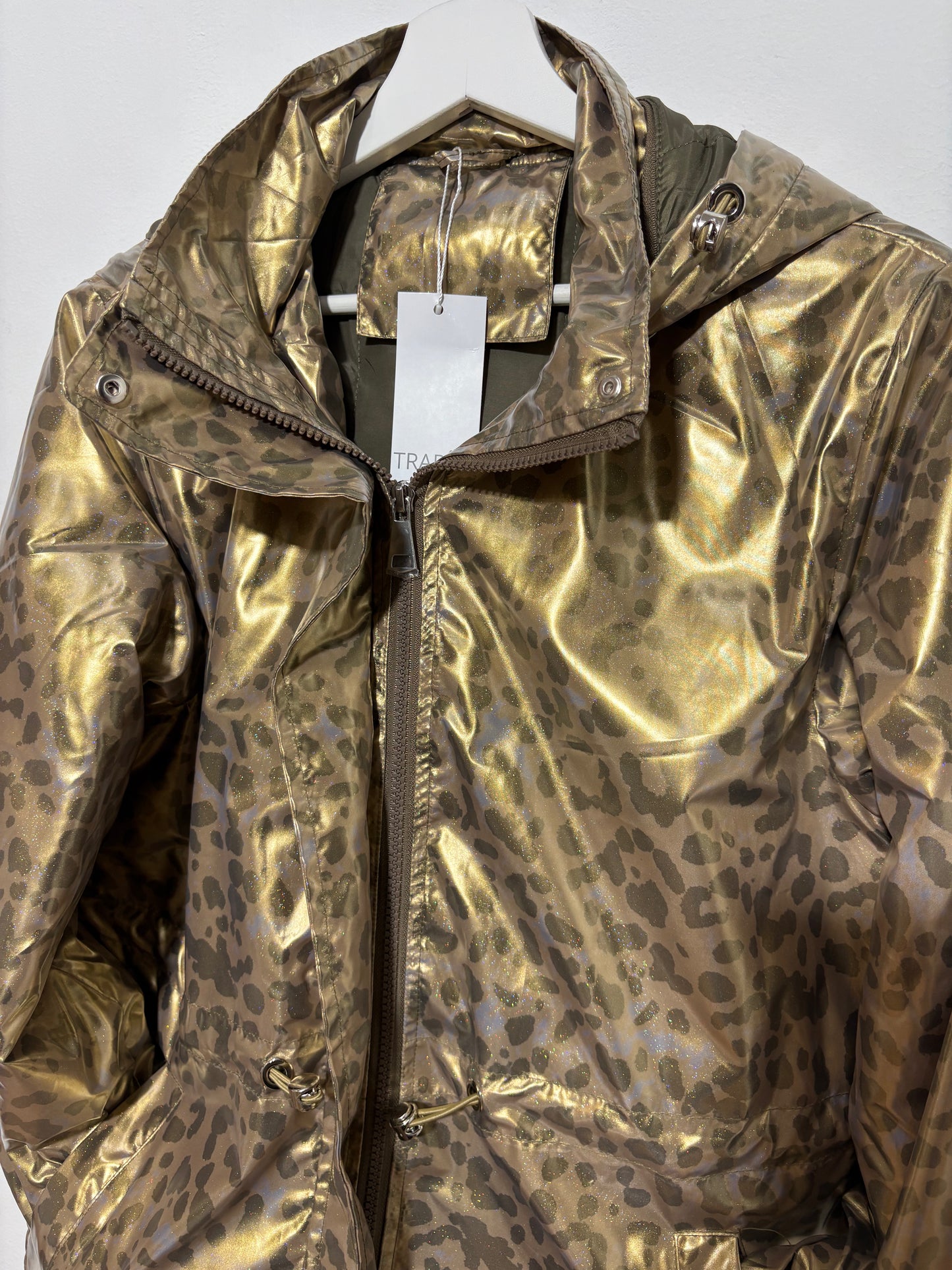 Parka Animal Print oro con capucha desmontable y efecto purpurina – Trapío