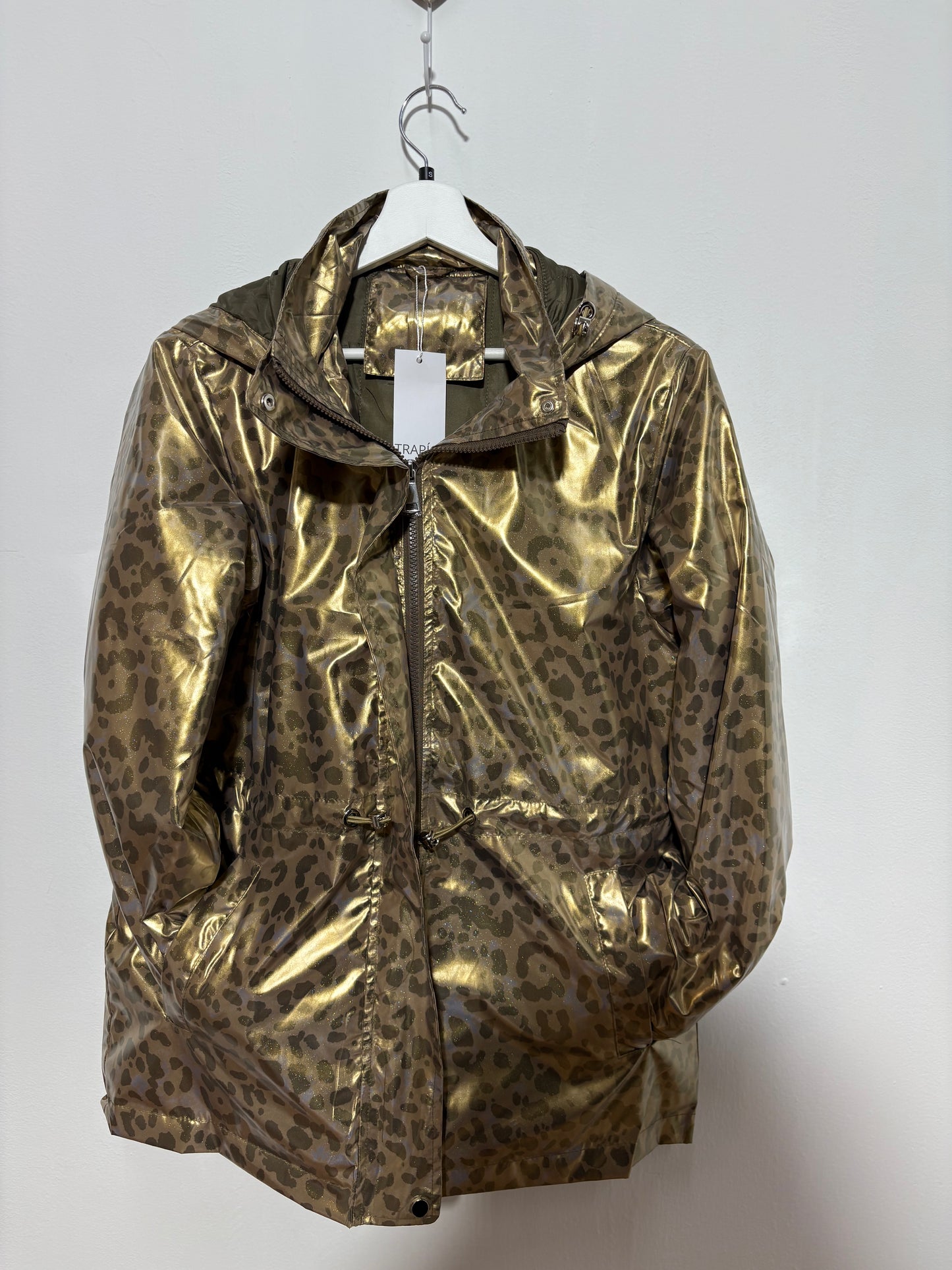 Parka Animal Print oro con capucha desmontable y efecto purpurina – Trapío