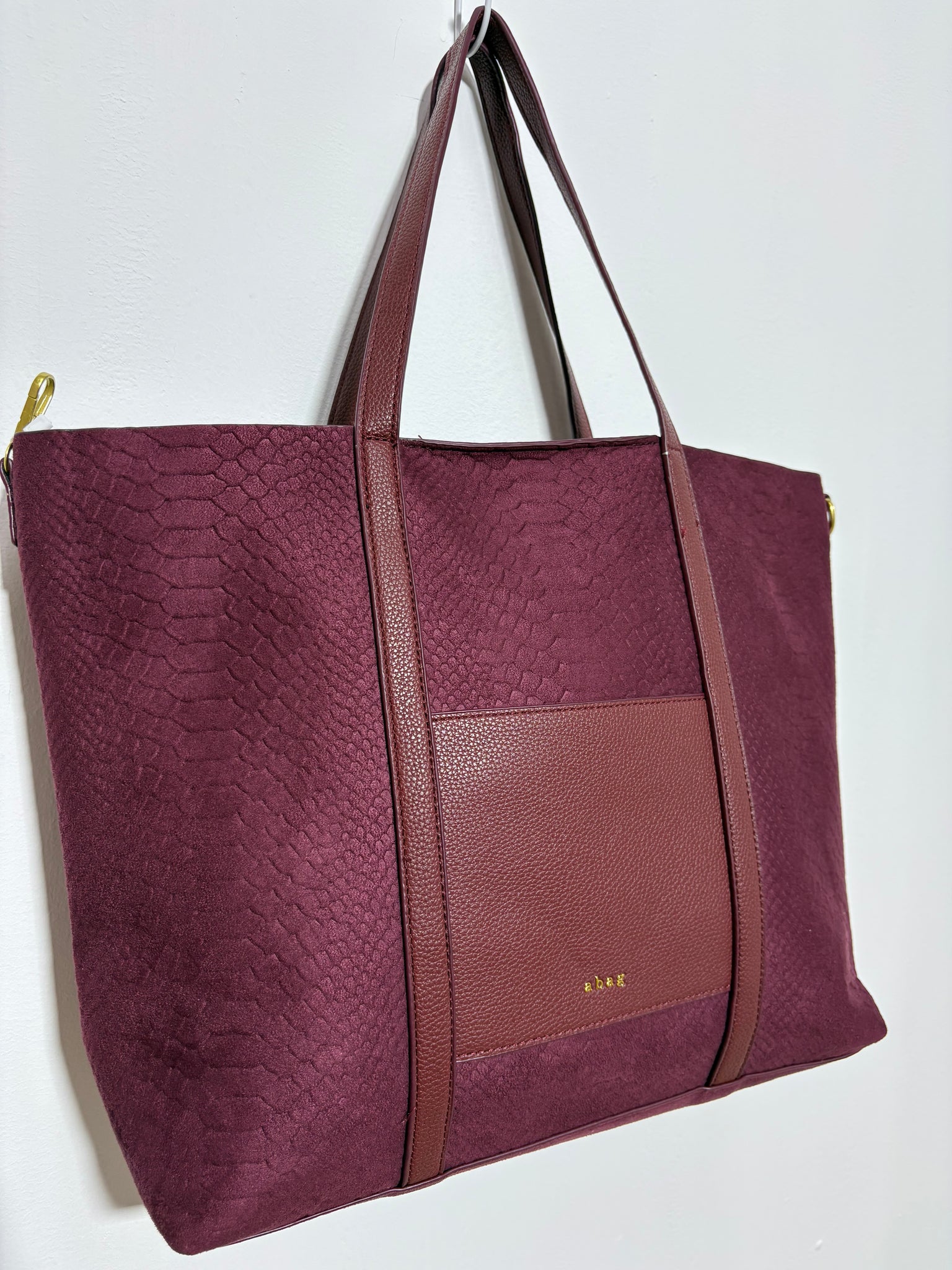 Bolso Valle Carmesí – Serraje granate animal print con polipiel y doble asa | Trapío