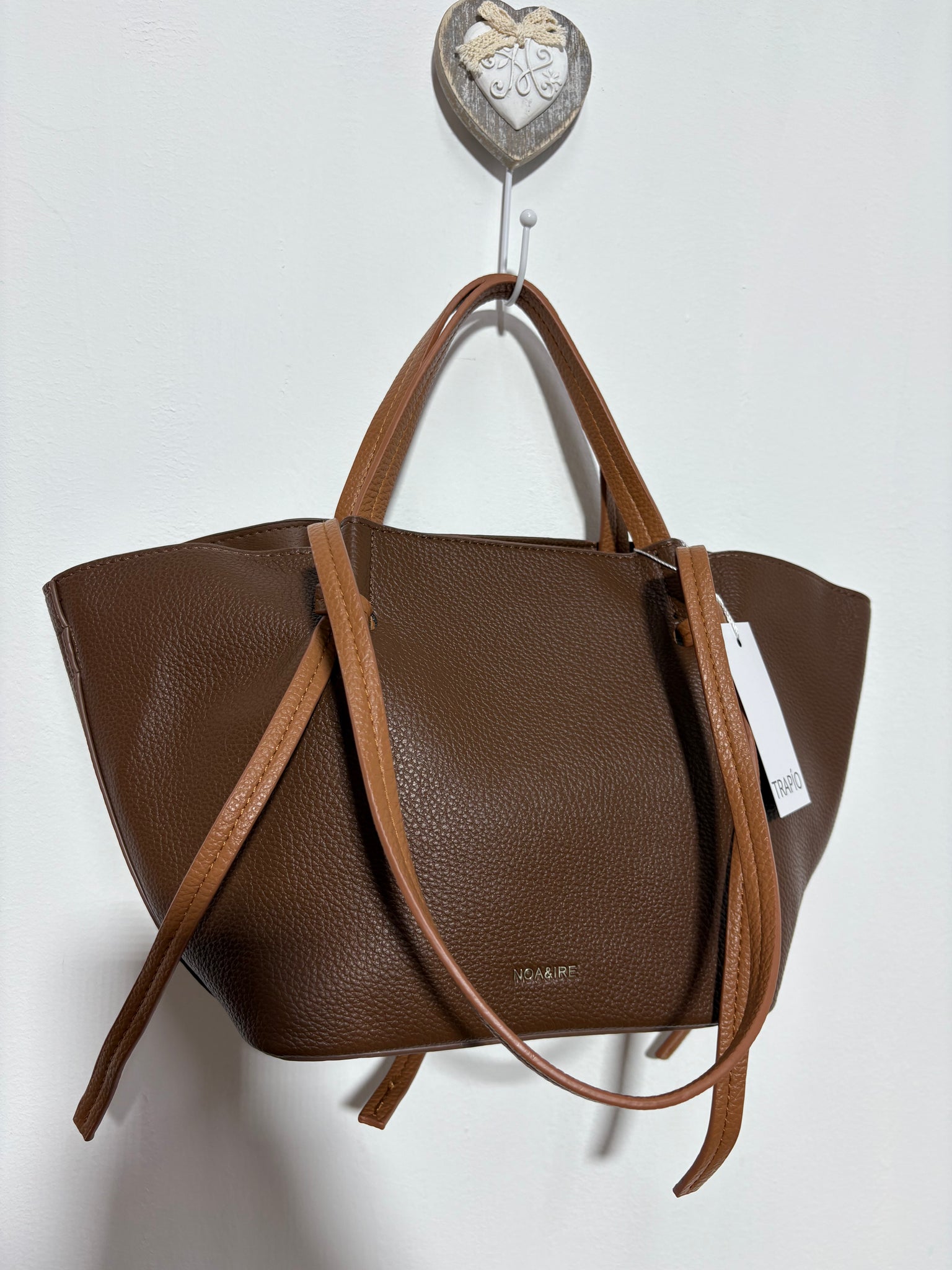 Bolso Loma Arenosa – Polipiel marrón avellana y arena tipo saco con doble asa | Trapío