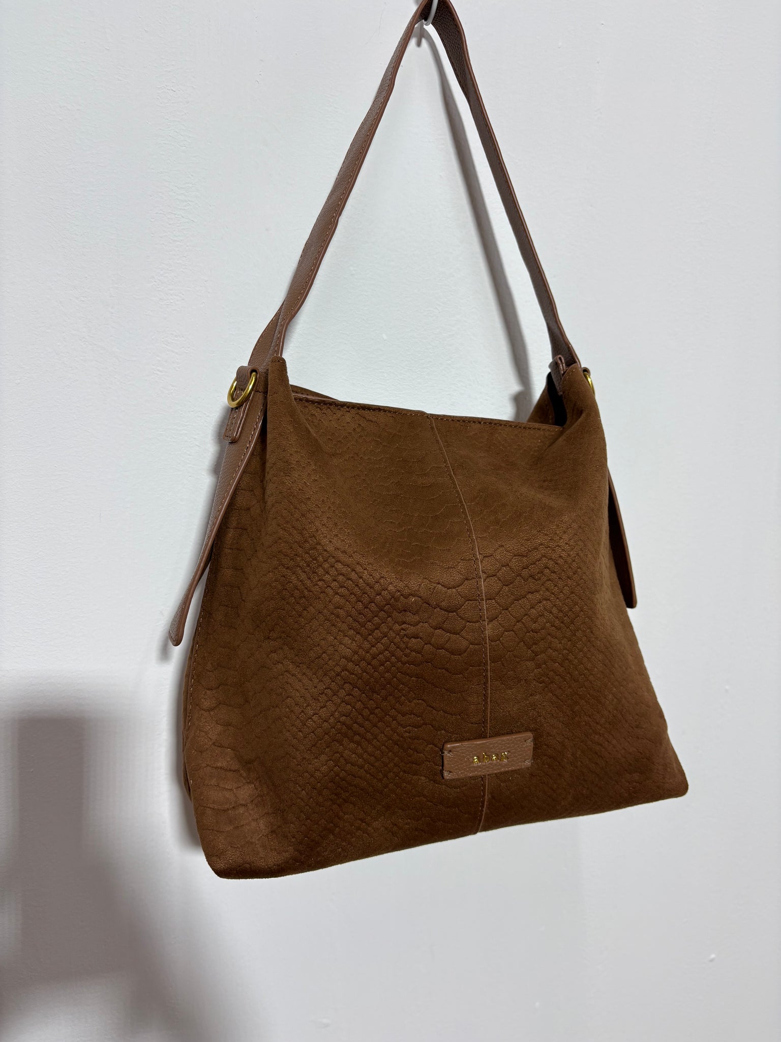 Bolso Cumbre Castaña – Serraje marrón avellana con animal print serpiente y cierre de cremallera | Trapío