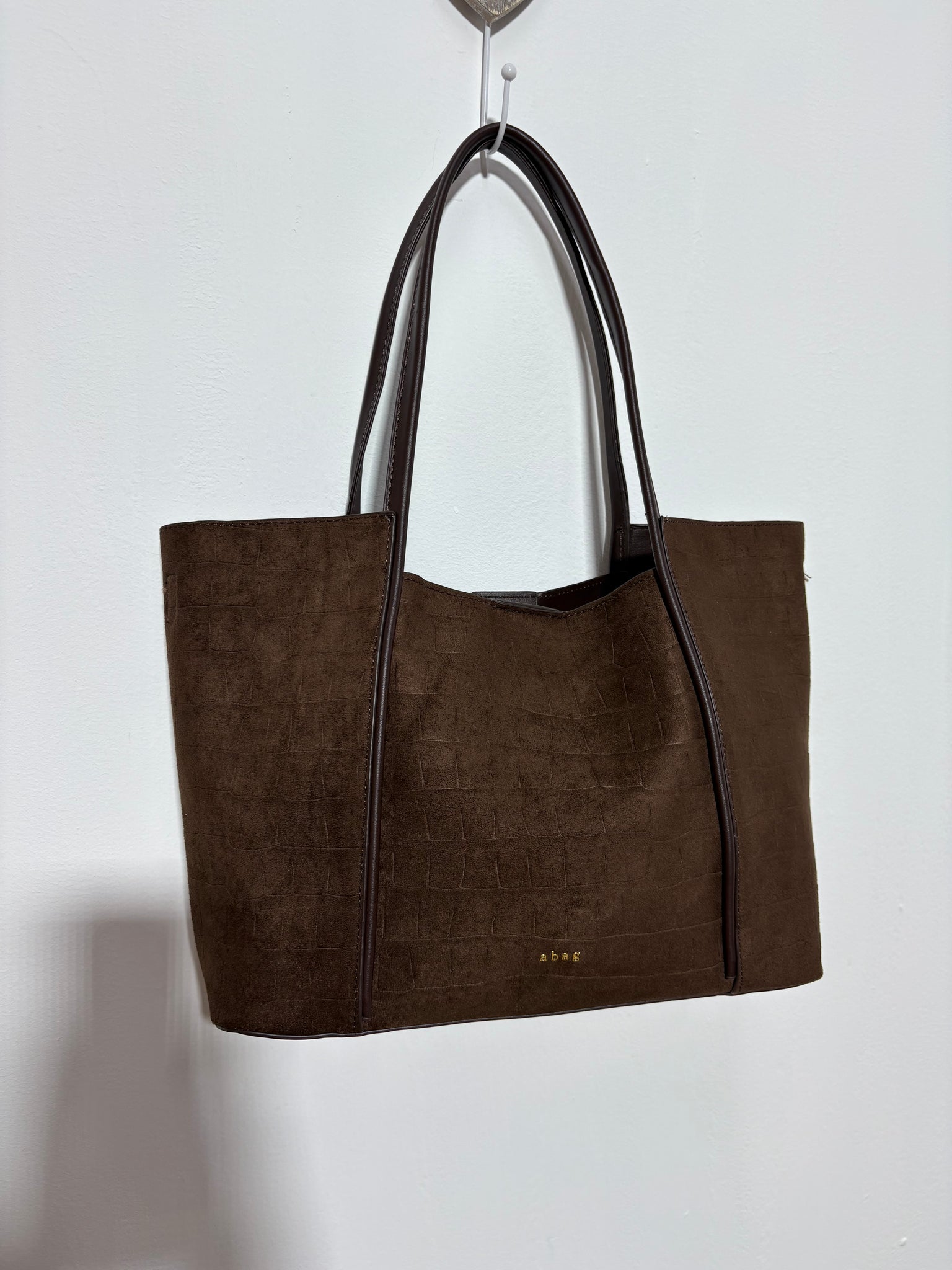 Bolso Risco Cacao – Serraje marrón chocolate con animal print cocodrilo y doble asa de polipiel | Trapío