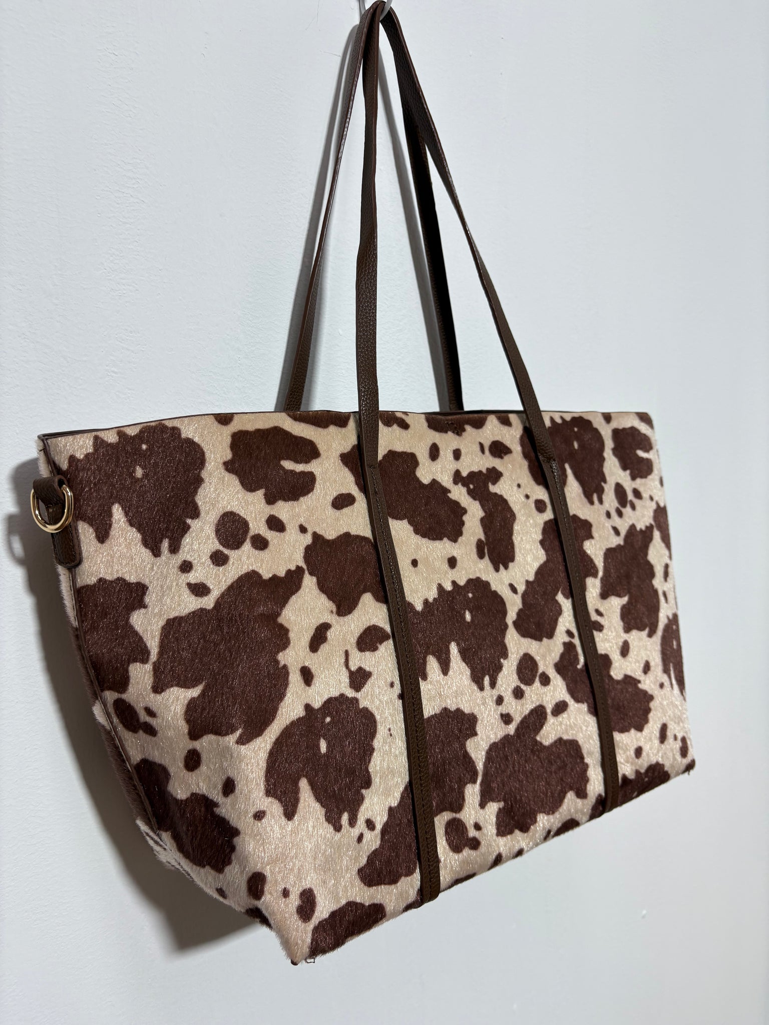 Bolso Pradera Bruna – Shopee marrón chocolate con estampado de vaca y asa de polipiel | Trapío