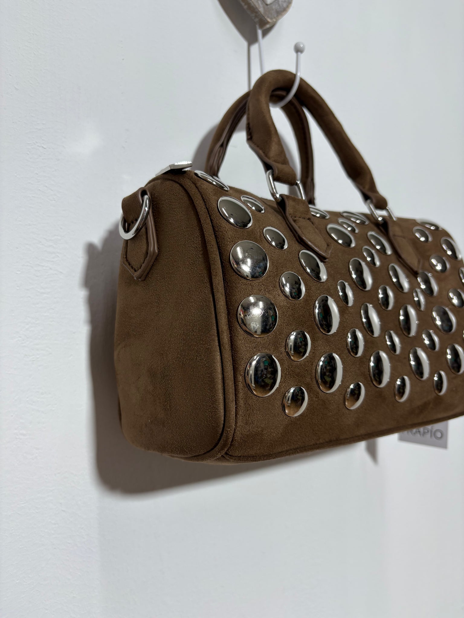 Bolso Collado Avellana – Tipo Speedy en marrón avellana con tachuelas plateadas y doble asa | Trapío