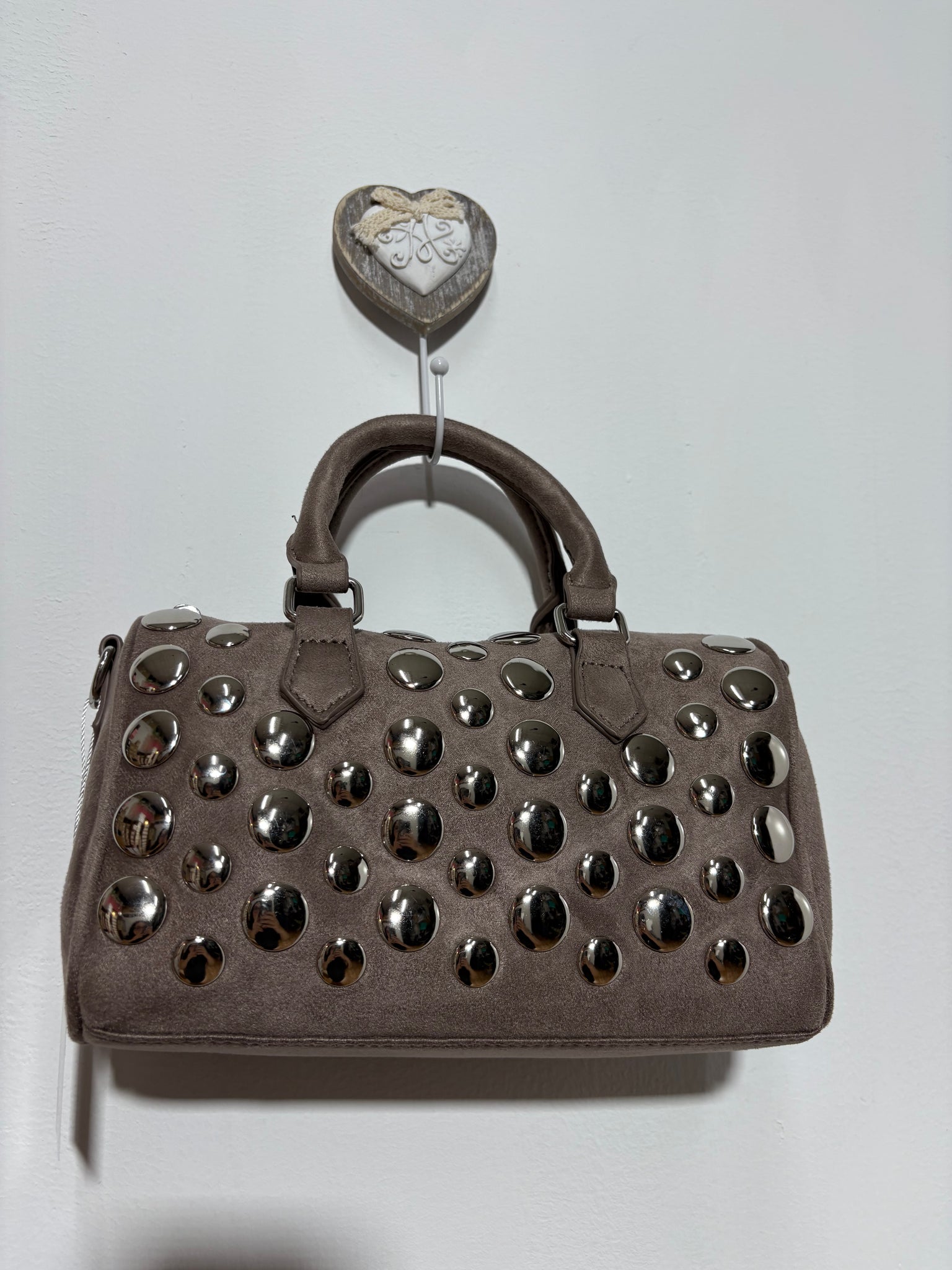 Bolso Collado Arena – Tipo Speedy en gris arena con tachuelas plateadas y doble asa | Trapío