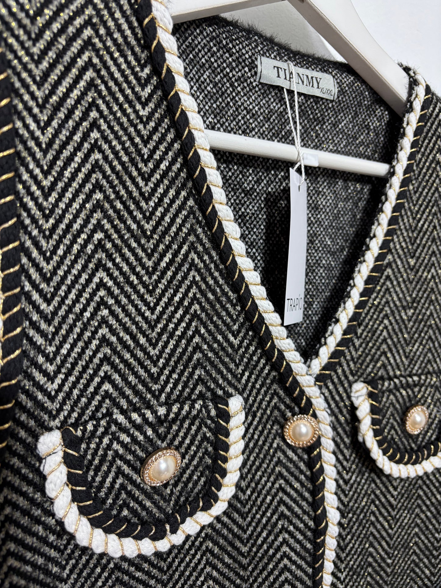 Chaleco Sierra Nevada – Tono Oscuro con Hilo Dorado -Trapío